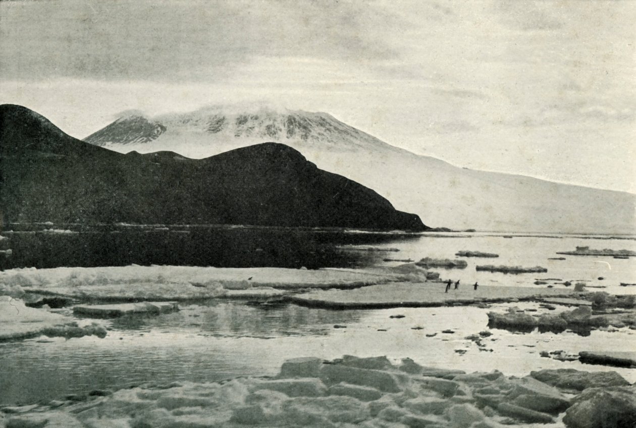 Binnenkomst in McMurdo Sound - Kaap Bird en Mount Erebus, ca. 1910-1913 door Herbert Ponting