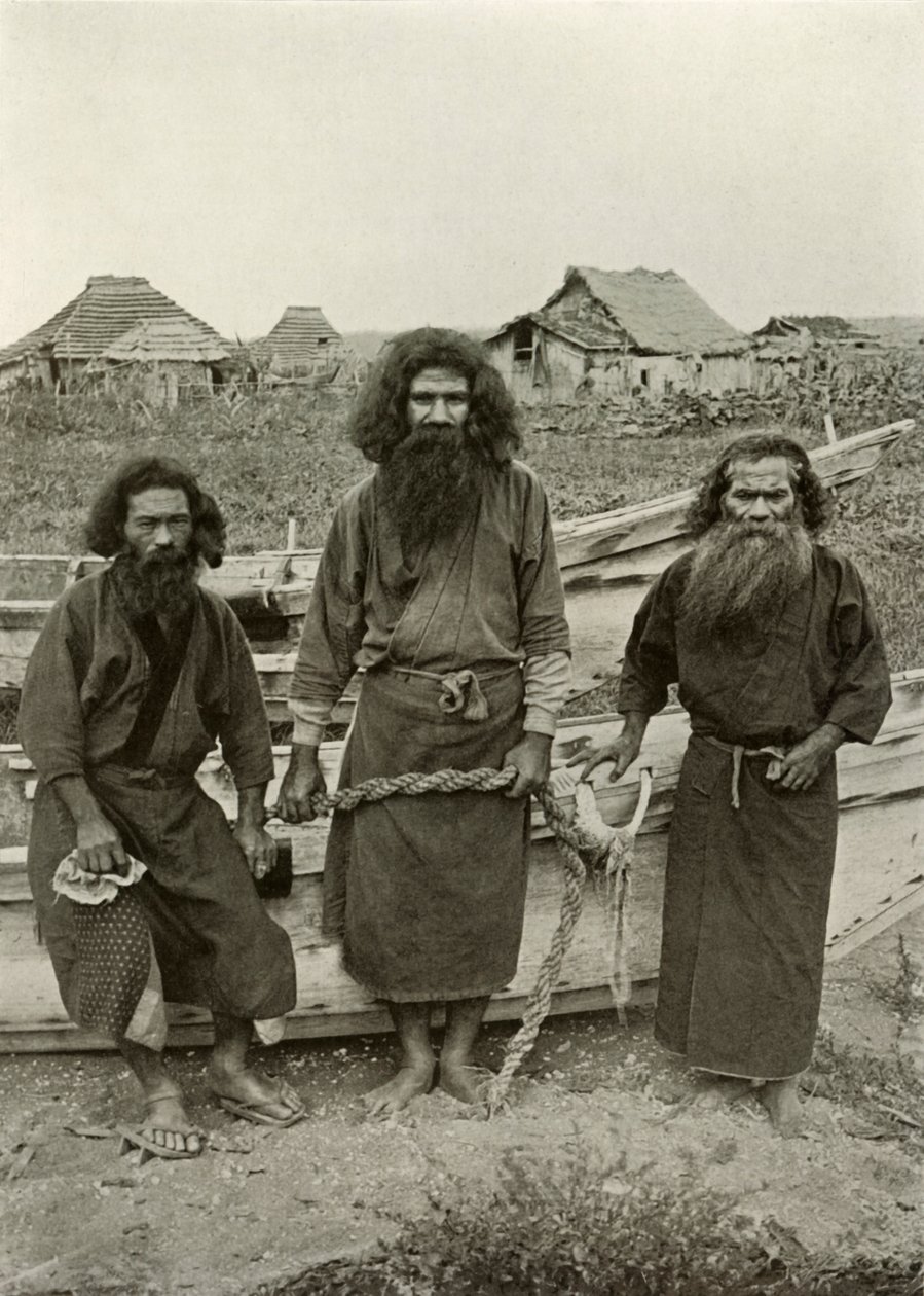 Happu Konno, de jager in het midden en twee Ainu-vissers, 1910 door Herbert Ponting