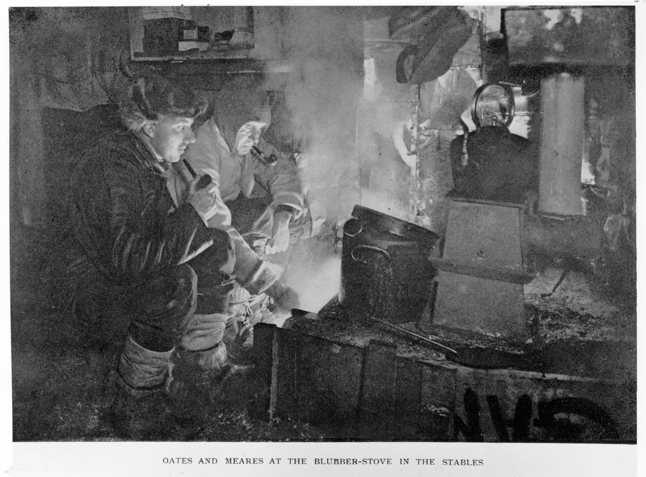 Oates & Meares bij het blubberfornuis in de stallen, 1911 door Herbert Ponting