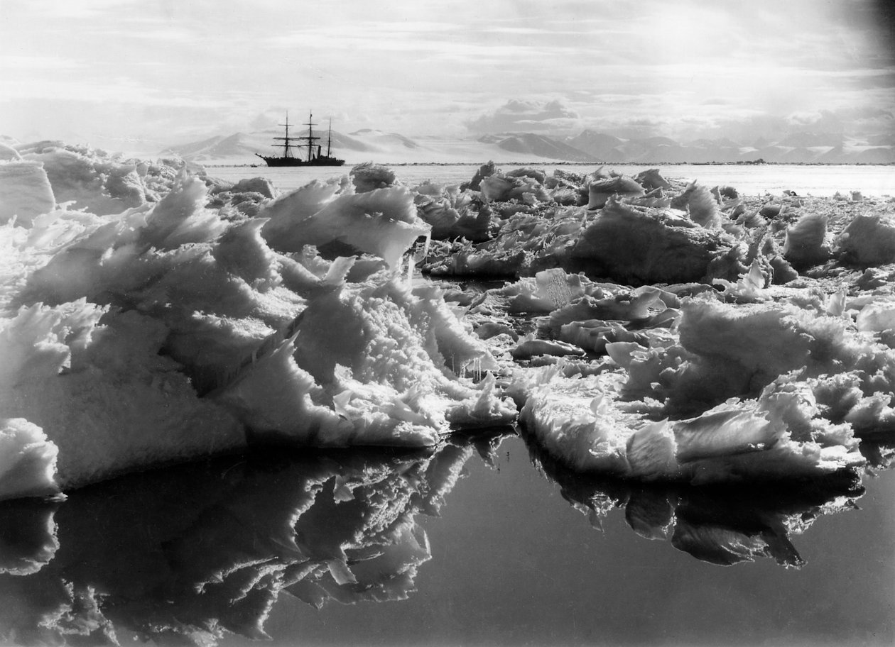 De Terra Nova in McMurdo Sound, Antarctica, 1911 door Herbert Ponting