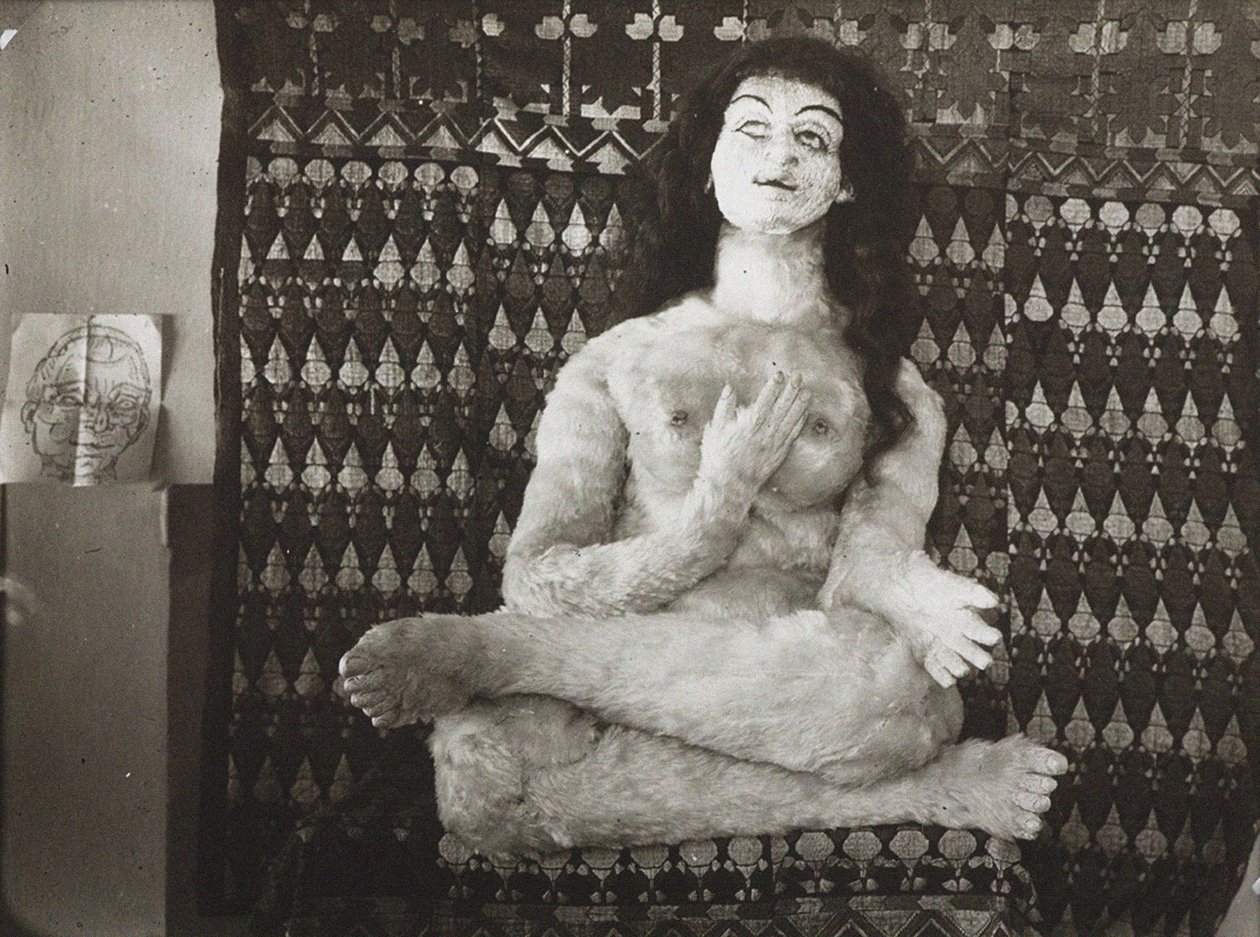Alma Mahler pop in het appartement van Hermine Moos, ca 1919 door Hermine Moos