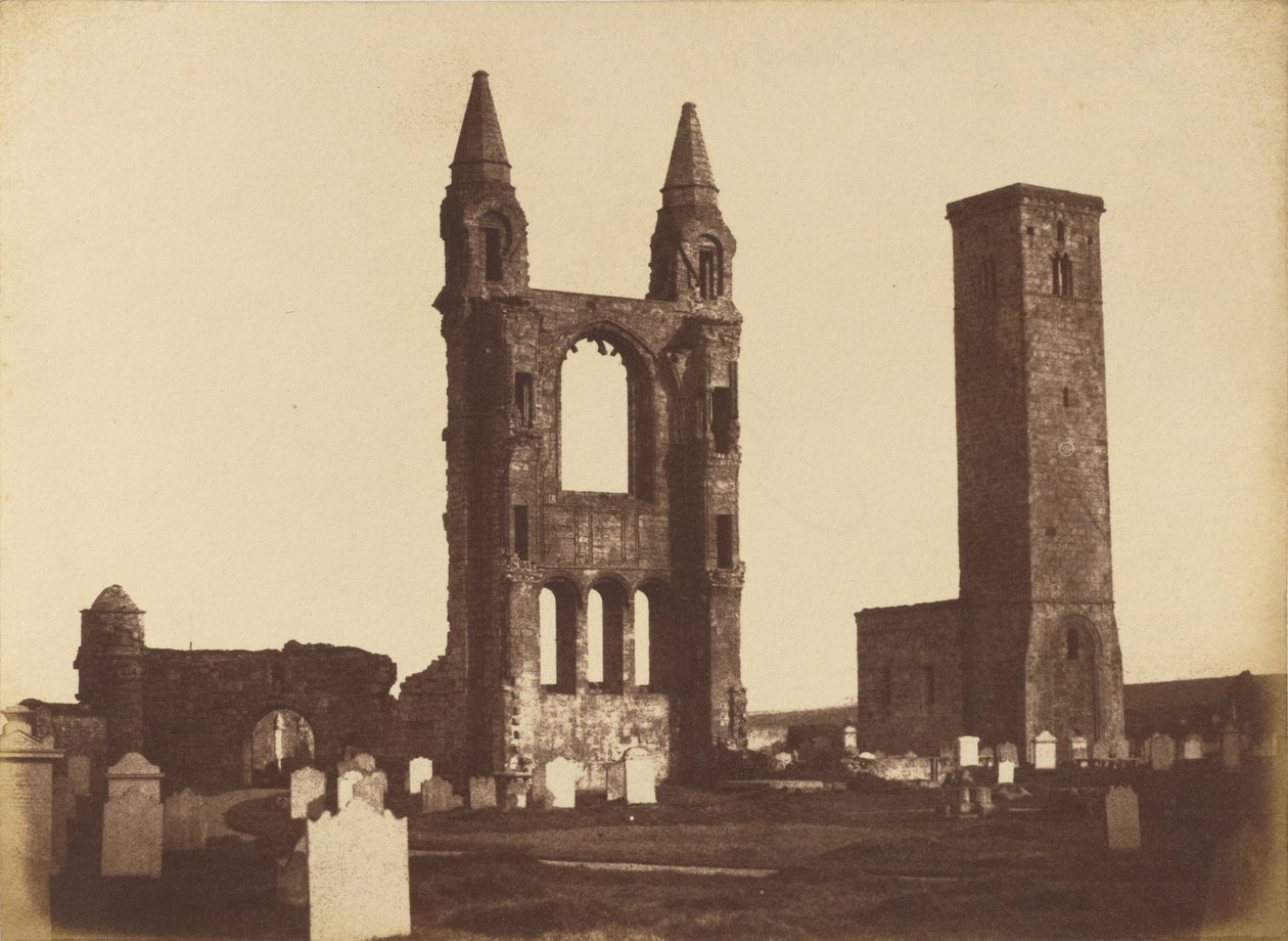 St. Andrews Cathedral, oostgevel en St. Regulus Tower door Hill and Adamson