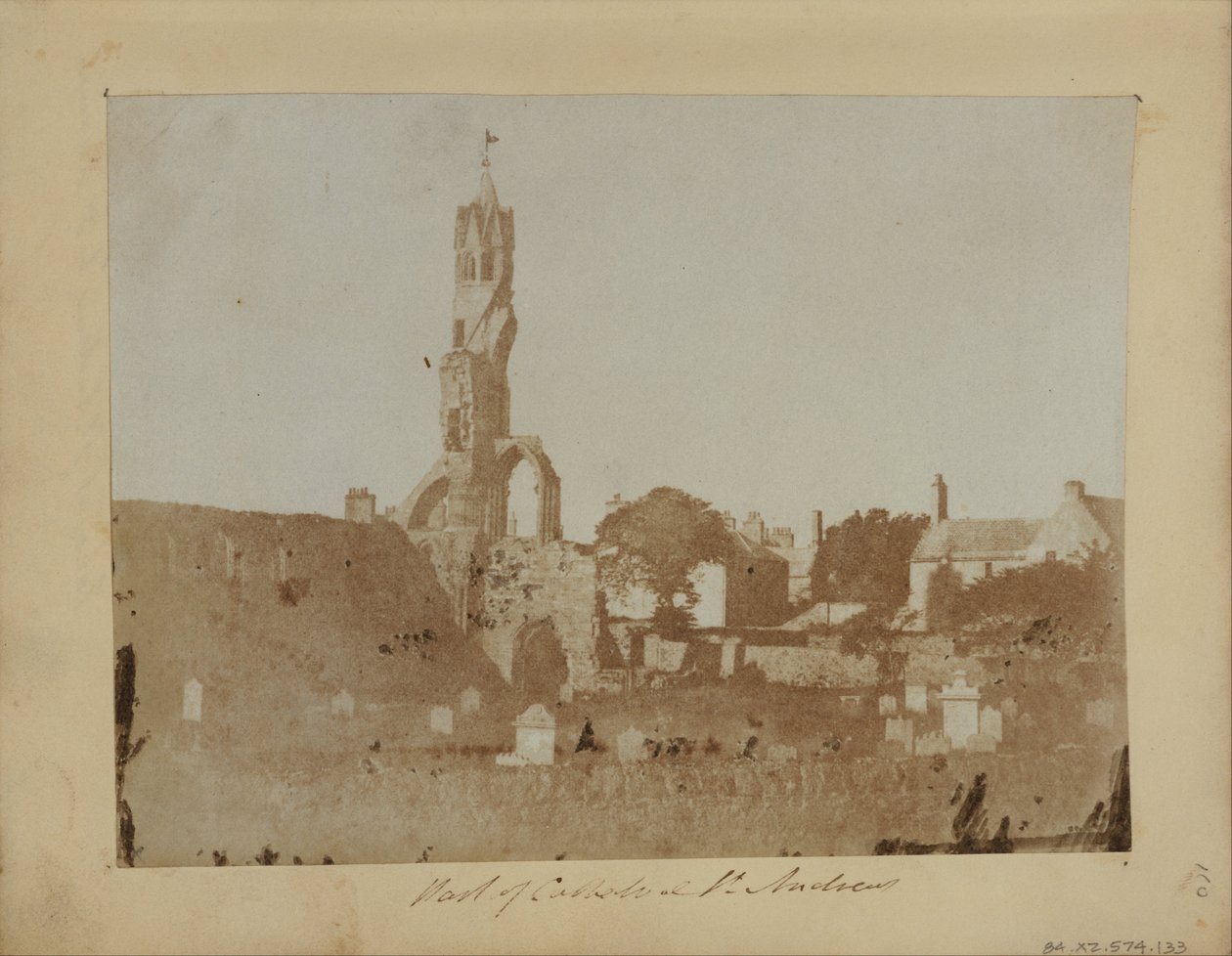Het Westelijke Eind van St. Andrews en het Kathedraalgebied vanuit het Noordoosten door Hill and Adamson Adamson