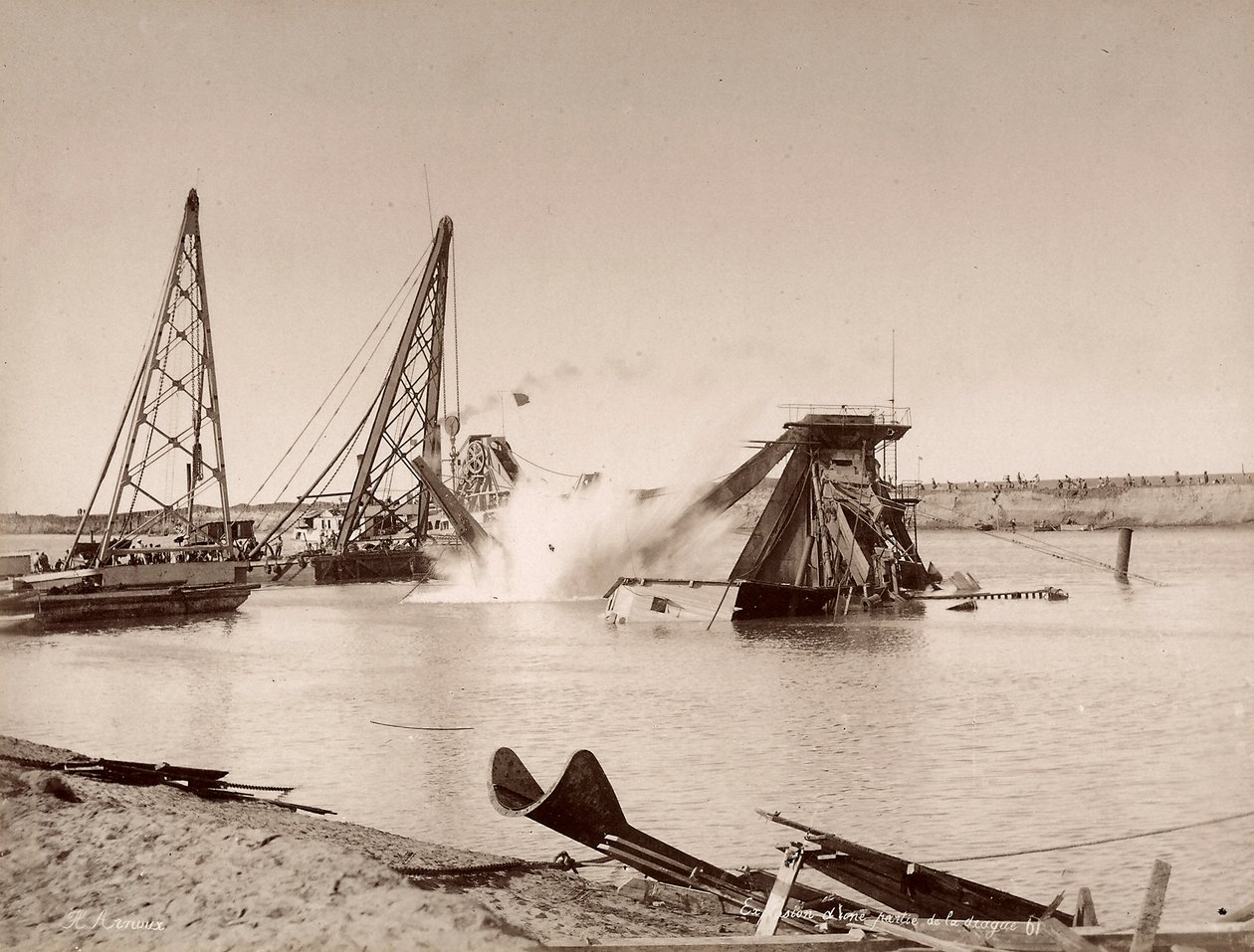 Ontploffing van een baggerschip in een kanaal door Hippolyte Arnoux