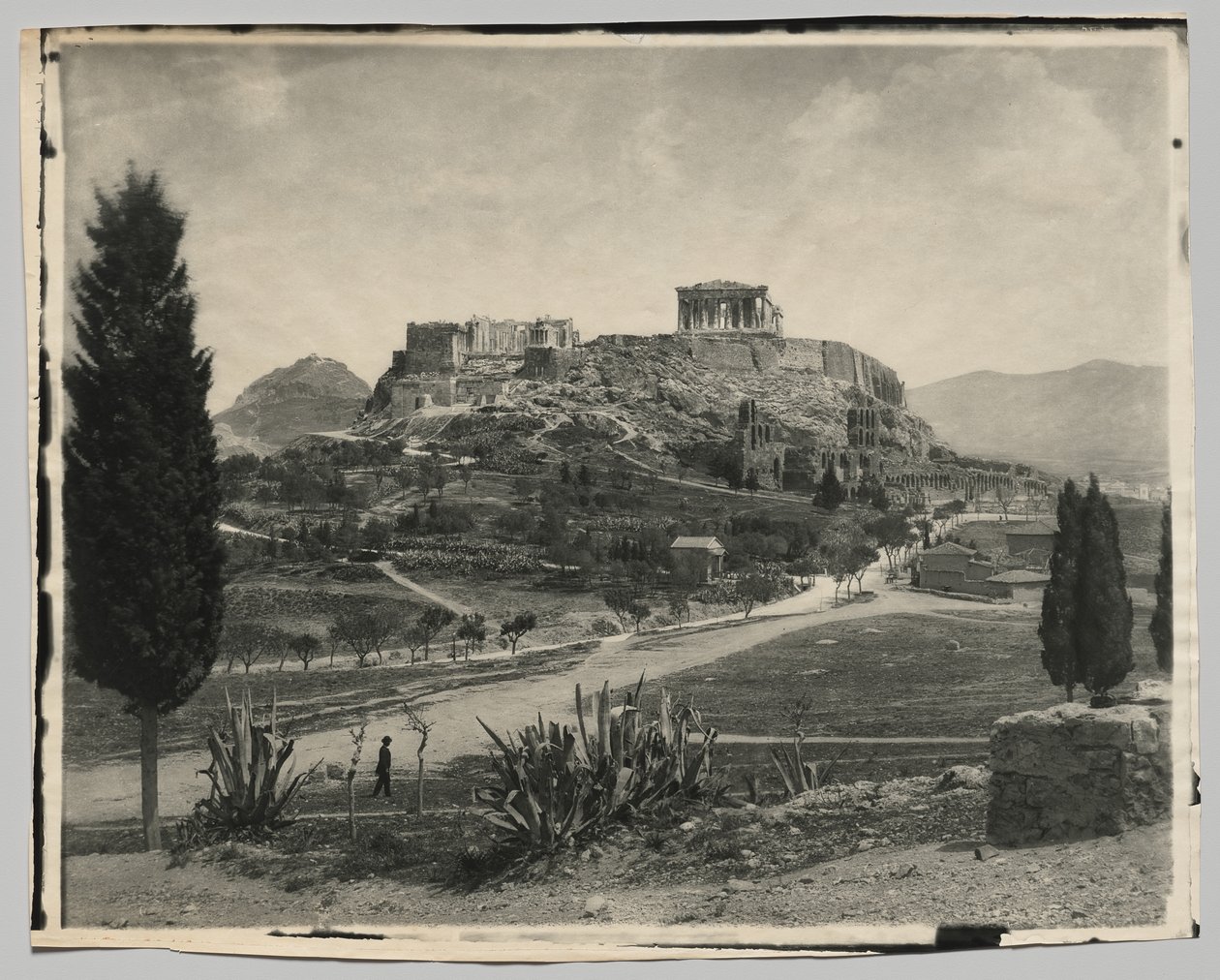 Uitzicht op de Akropolis (wandelende man op de voorgrond) door Hippolyte Petitjean