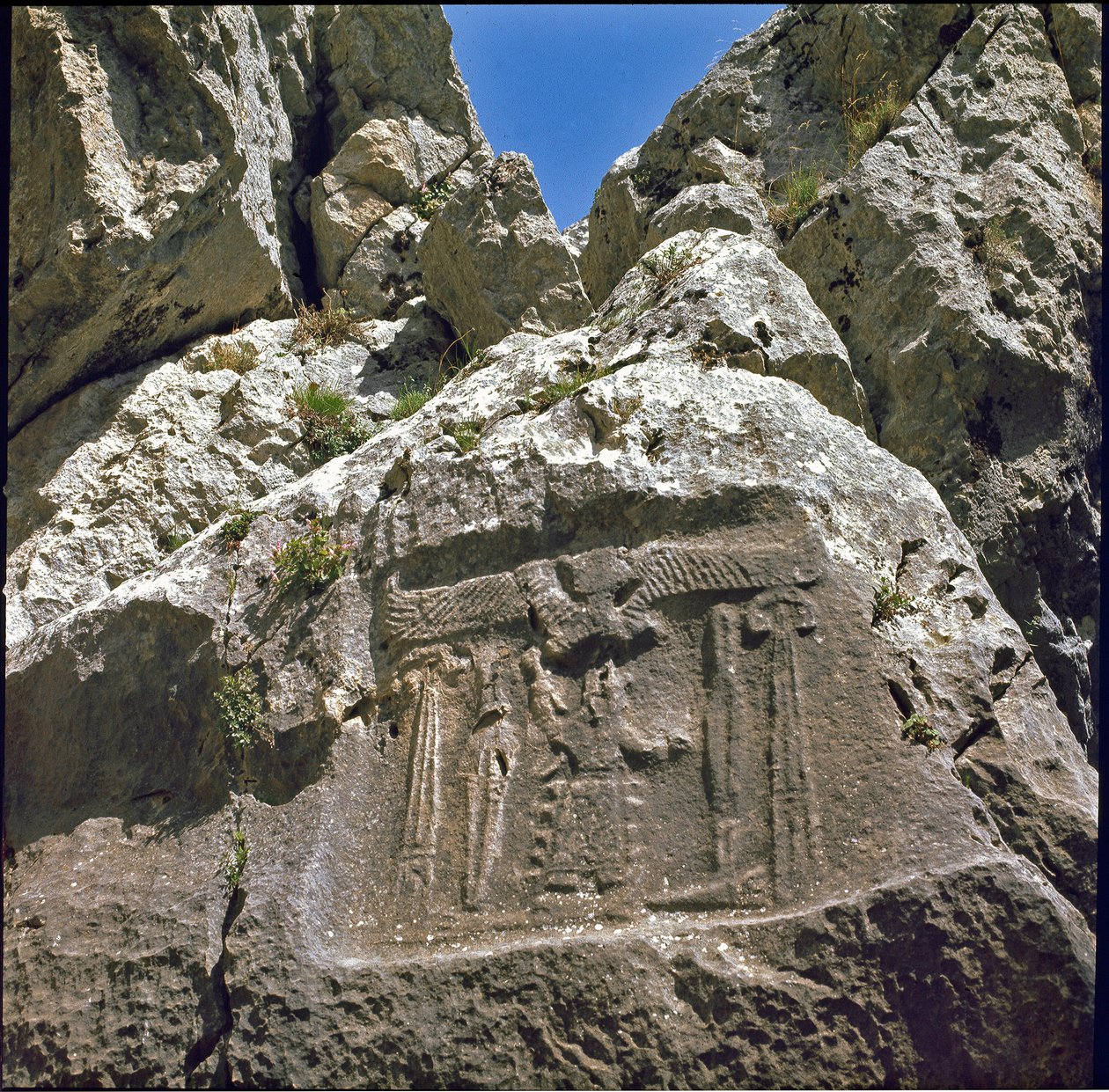Laag reliëf met een personage onder een gevleugeld wezen. ca. 1250-1220 v.Chr. door Hittite