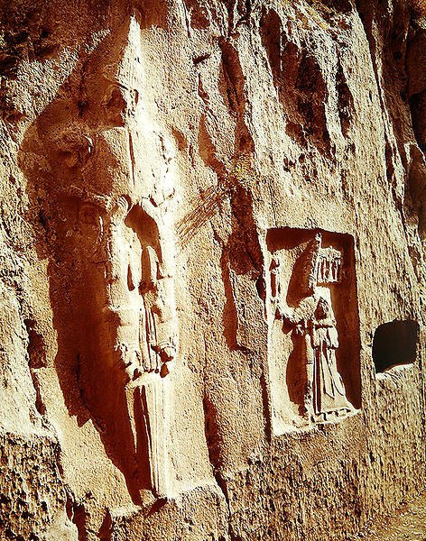 De zwaardgod en Tudhaliya IV omarmd door een god door Hittite