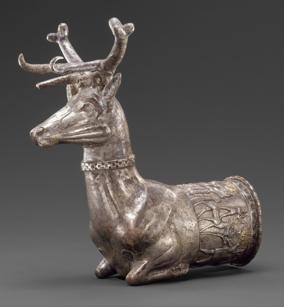Vaatwerk eindigend in het voorste deel van een hert, ca. 1300 v.Chr. (zilver, goudinleg) door Hittite