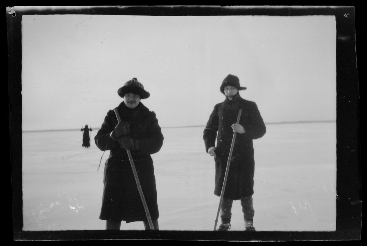 Arne Homén en Guido Simberg skiën op het ijs door Hugo Simberg