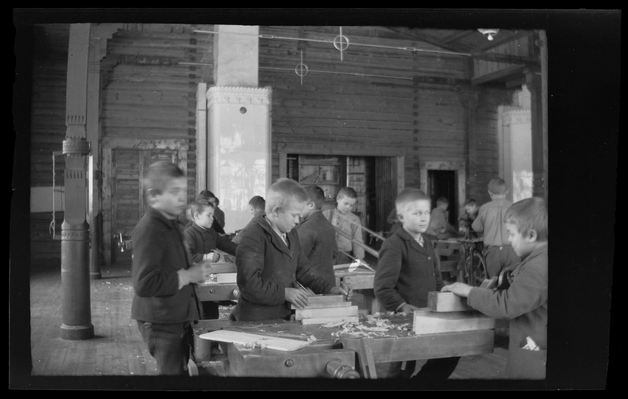 Waarschijnlijk de beeldhouwzaal van de Kymintehta basisschool door Hugo Simberg