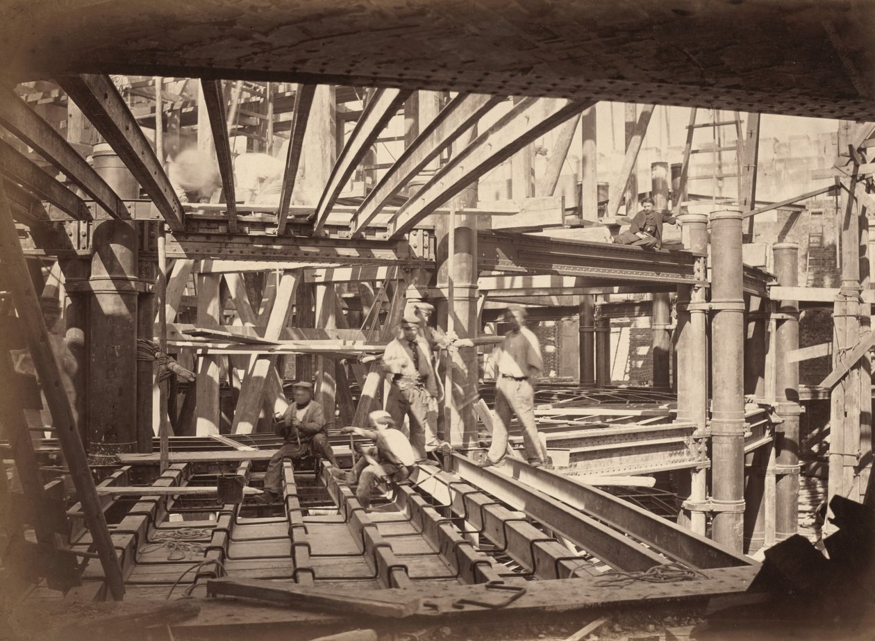 Arbeiders op de Liggers van het Auditorium, Nieuwe Opera van Parijs door Hyacinthe César Delmaet and Louis Émile Durandelle