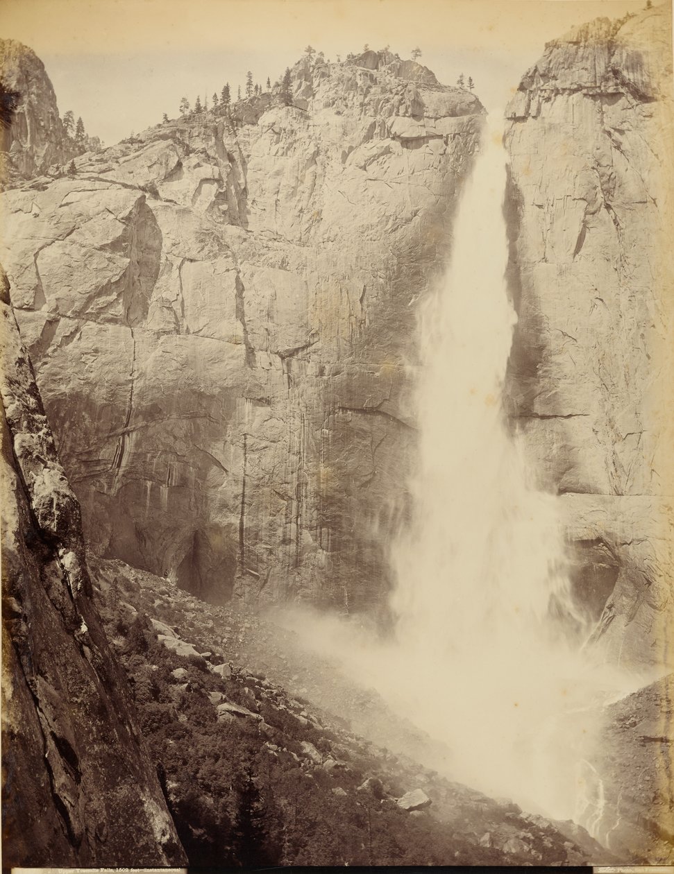 Upper Yosemite Falls, 1502 voet - (ogenblikkelijk) door I. W. Taber