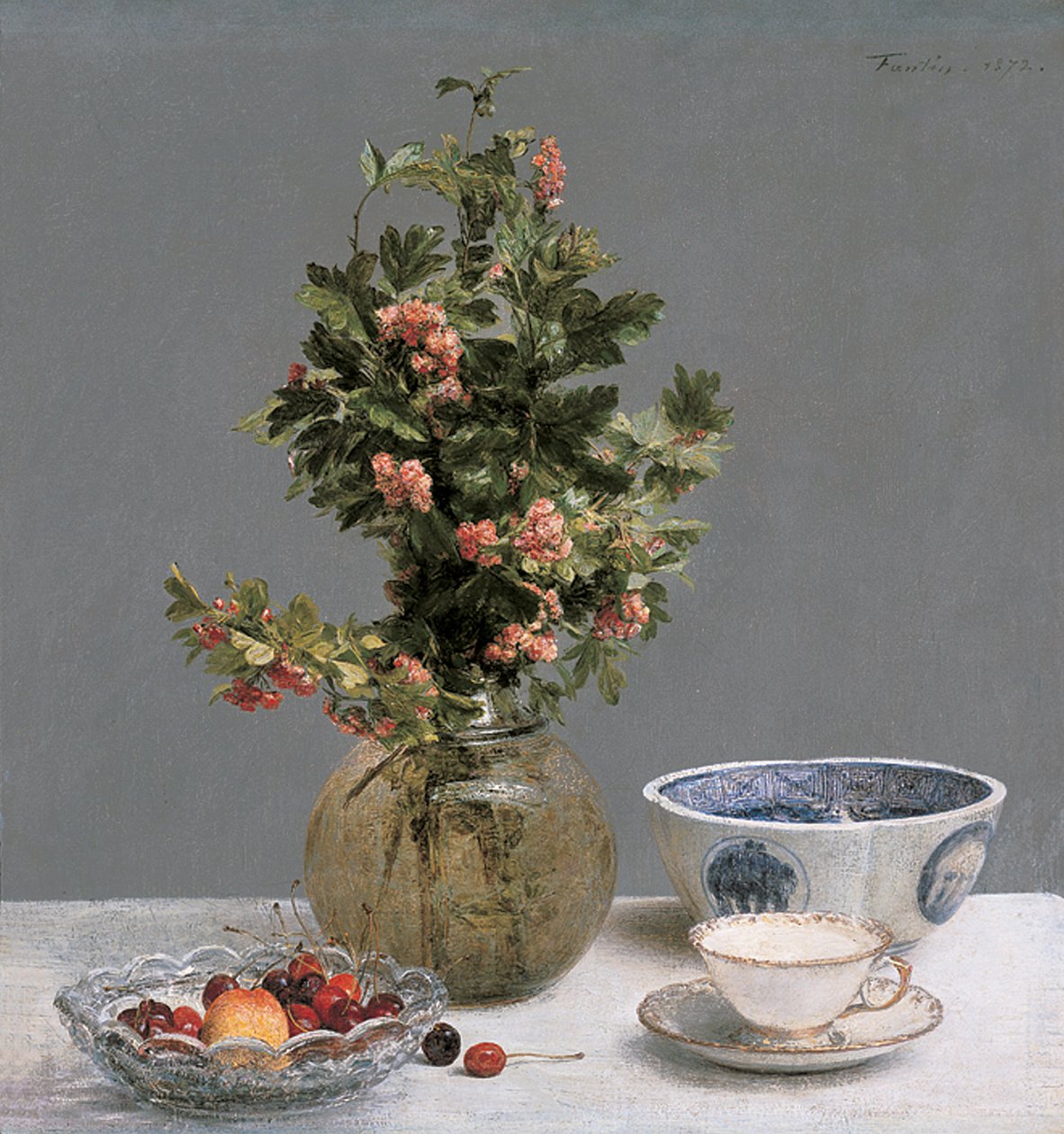 Stilleven met vaas van meidoorn, kom met kersen, Japanse kom en kop en schotel door Ignace Henri Jean Fantin Latour