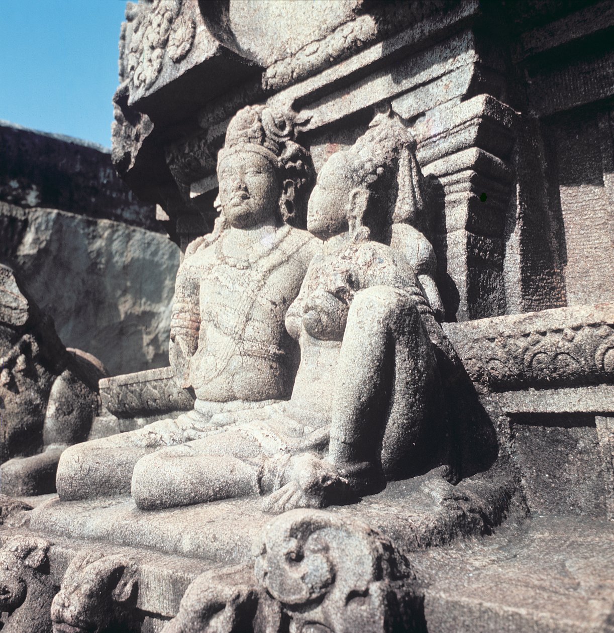 Gesneden figuren van Shiva en Parvati, ca. 800 AD door Indian School