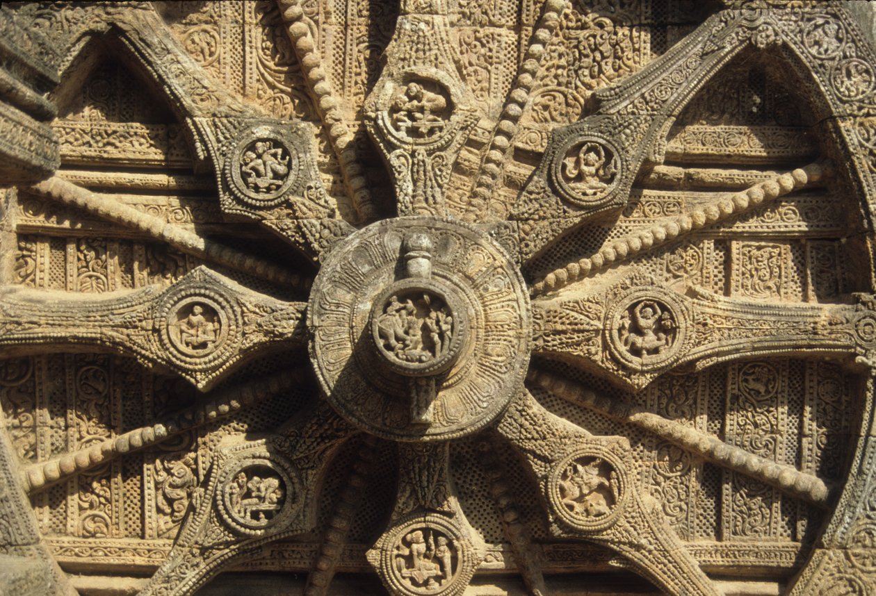 Wiel van een strijdwagen aan de basis van de Surya-tempel door Indian School