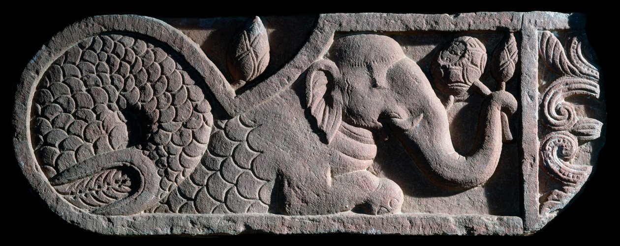 Visstaartolifant (stenen sculptuur) door Indian School