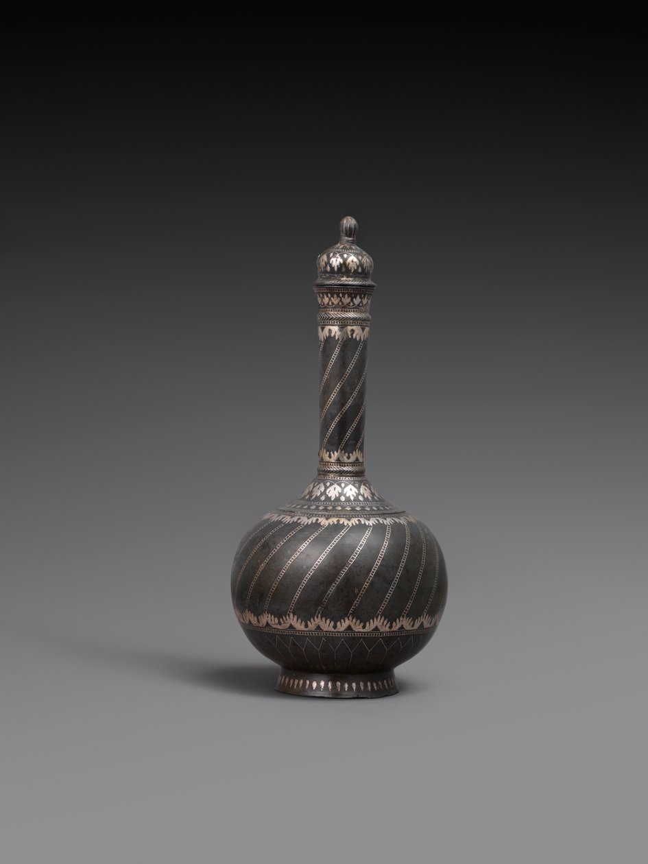 Fles en deksel en standaard, of schaal van metaallegering ingelegd met zilver, 1700-99 door Indian School