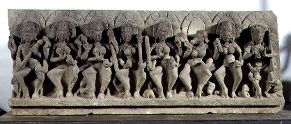 Latei met afbeelding van Siva en de Zeven Moedergodinnen, Gurjara-Pratihara dynastie, Allahabad door Indian School