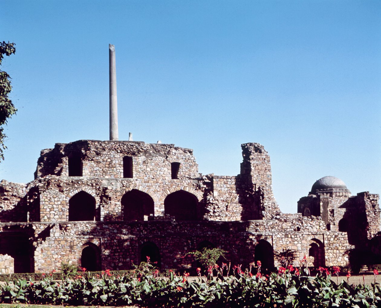 Ruïnes van de citadel Kotla Firuz Shah, gesticht door Firuz Shah Tughluq (1351-88) door Indian School