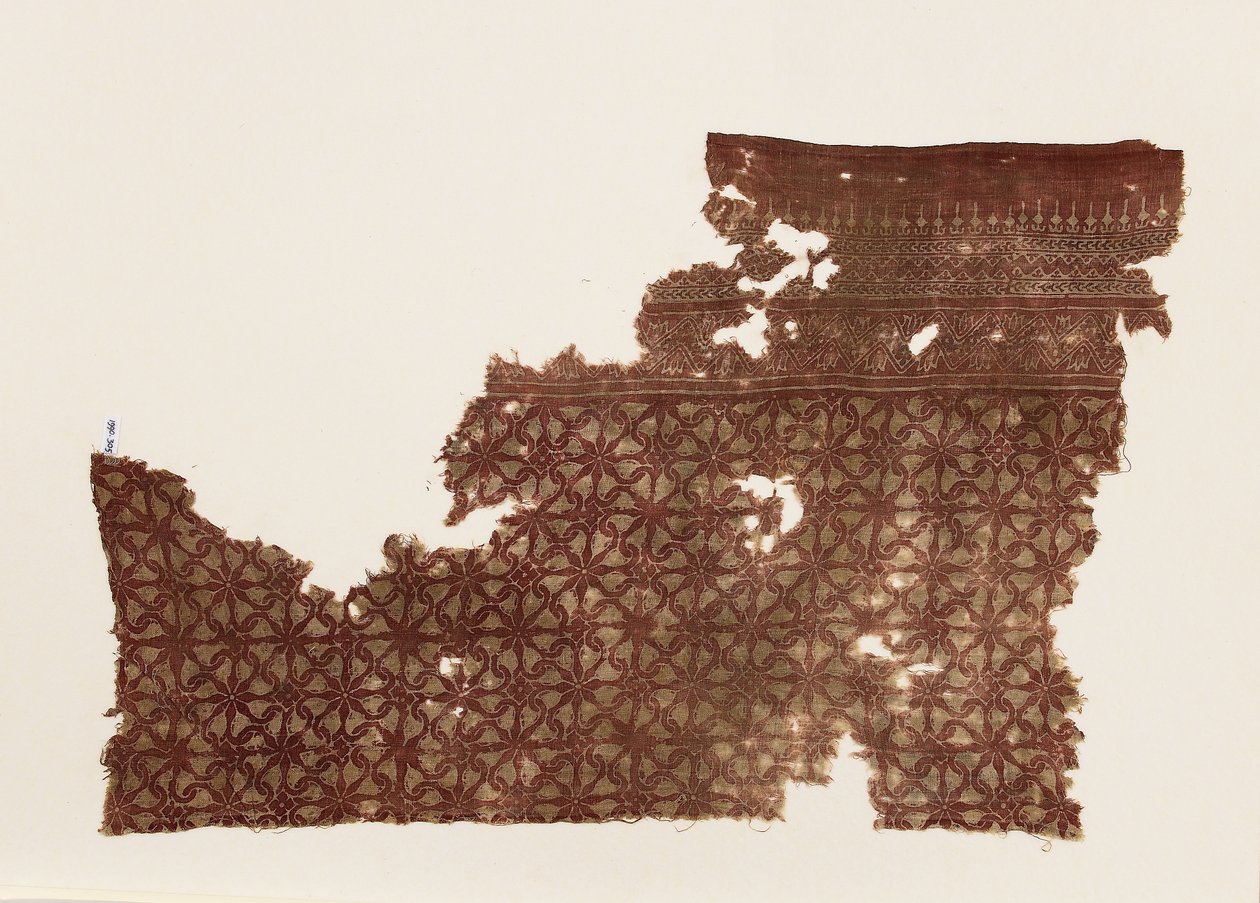 Textielfragment met in elkaar grijpende spiralen door Indian School