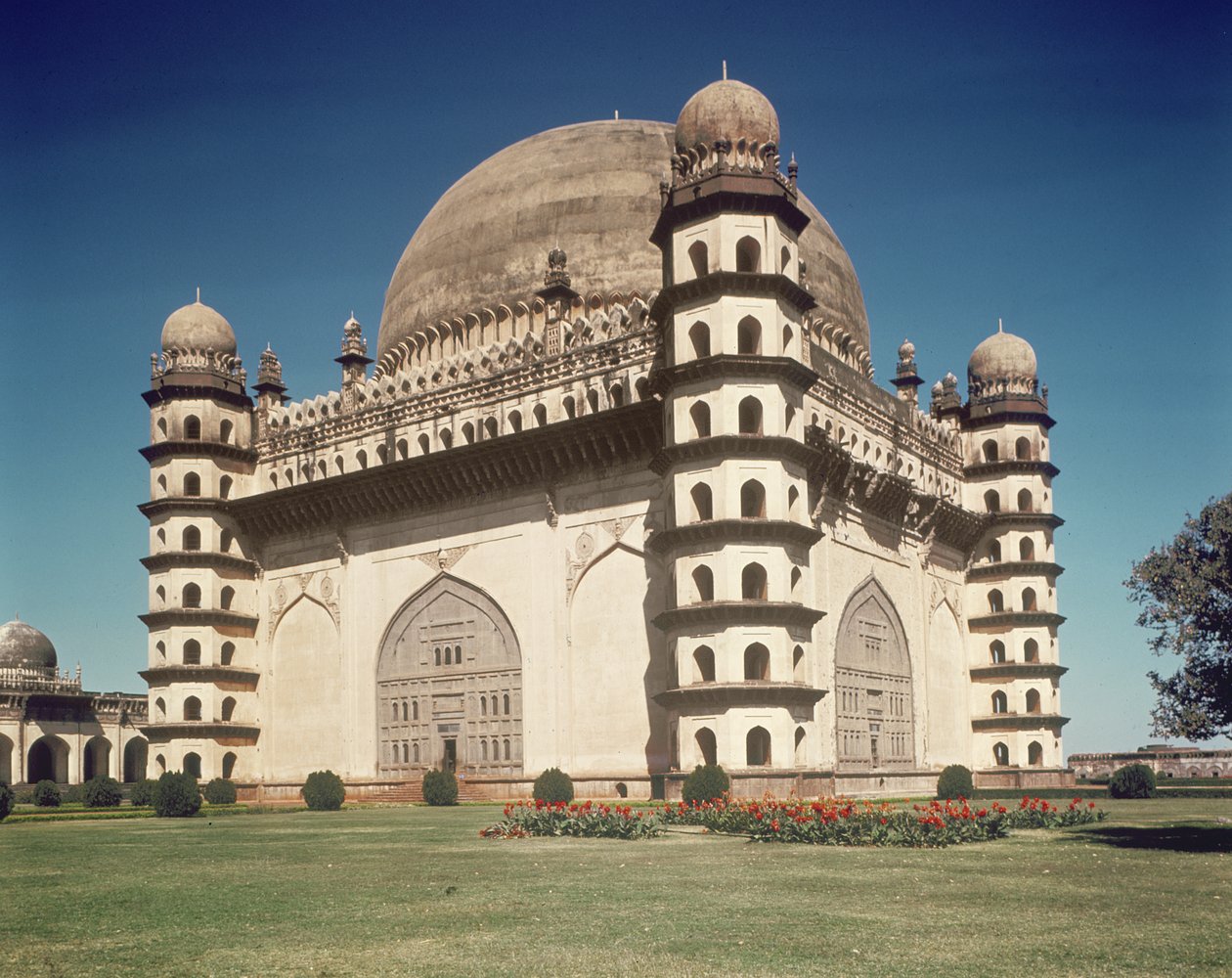 Zicht op de Gol Gumbaz, mausoleum van Mohammed Adil Shah II (1627-57) gebouwd in 1659 door Indian School