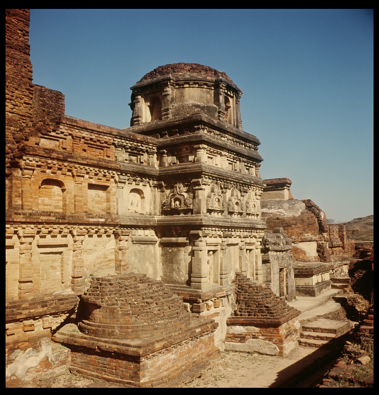 Votief stupa van de hoofdtempel van Site III, 320-530 door Indian School