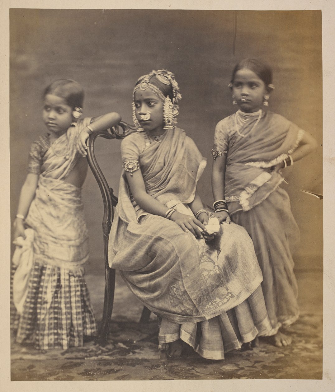 Een groep kinderen uit Madras, die de manier van het dragen van sieraden toont, ca. 1870 door Indian photographer