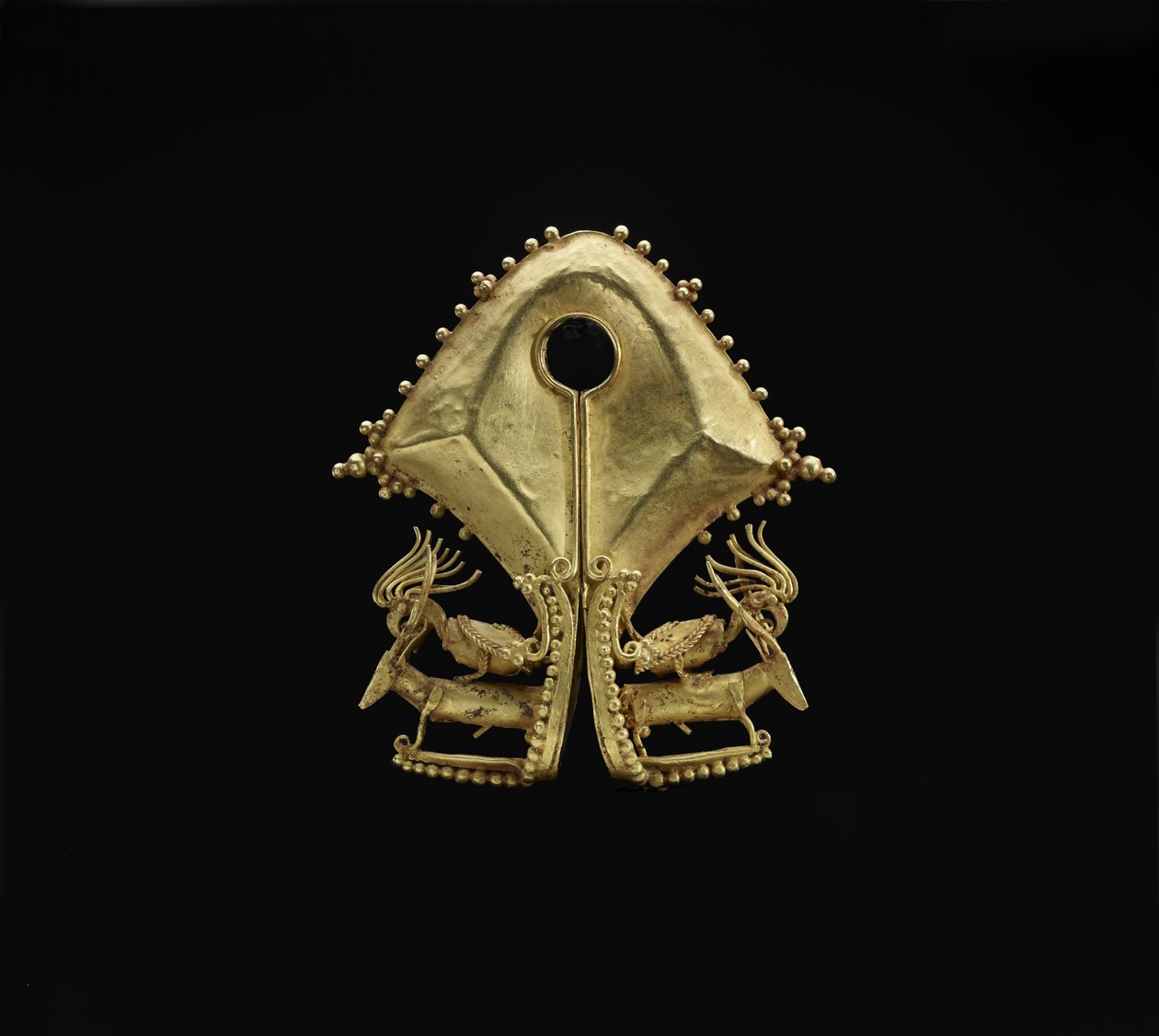 Mamuli, hanger met kaketoes die herten berijden, Sumba Island volkeren (c.19e eeuw) door Indonesian School