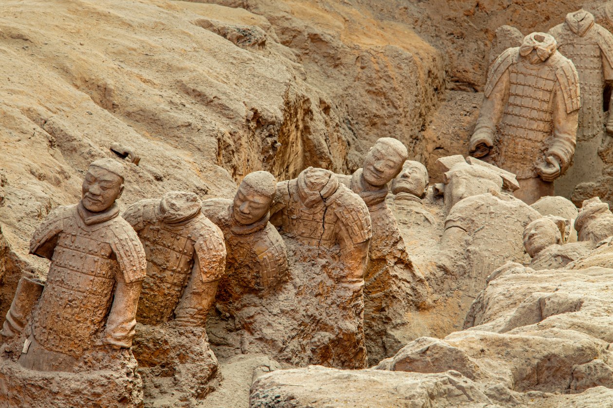 In het Terra Cotta Warrior Museum, scènes van de verschillende krijgers in het Pit 1-gebied, 2009 door Ira Block