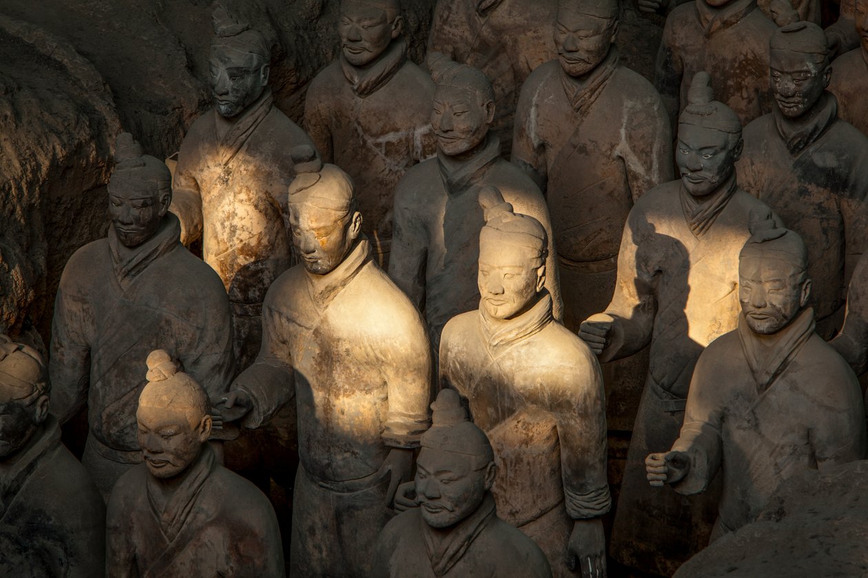 In het Terra Cotta Warrior Museum, scènes van de verschillende krijgers in het Pit 1-gebied, 2009 door Ira Block