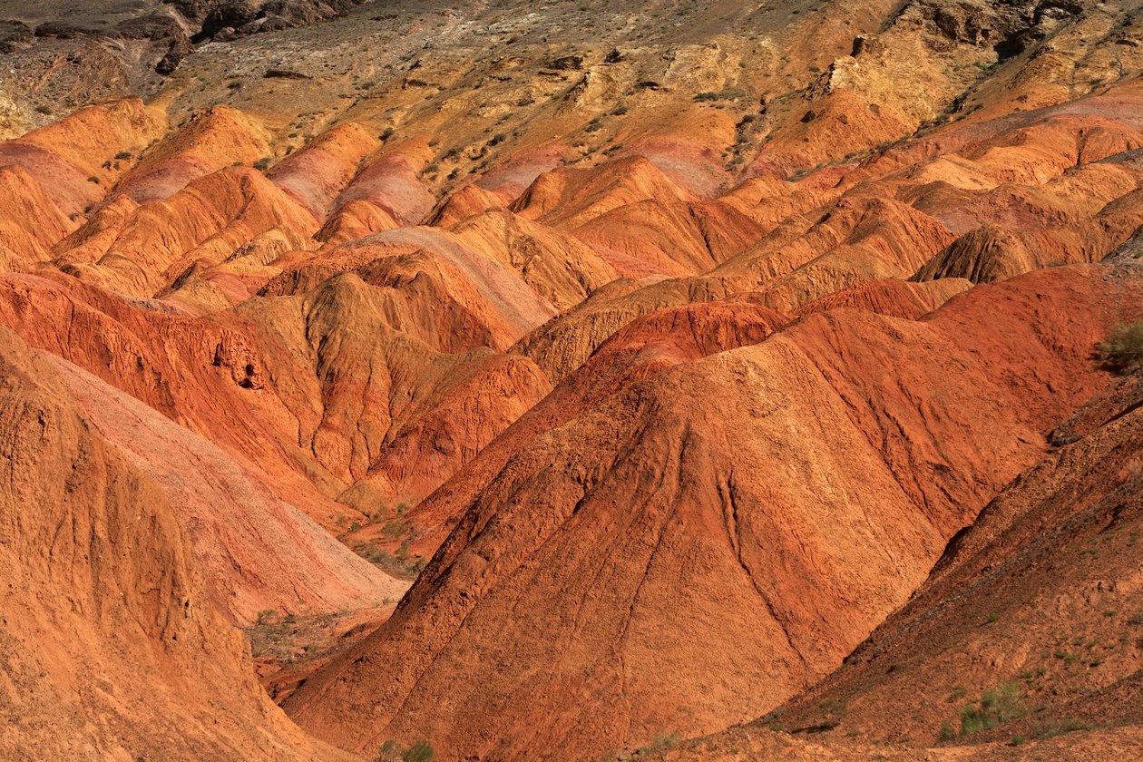 Bij de gekleurde rotsen nabij de kampeerplaats bij Wu Cai Wan in de Gobi-woestijn, Xinjiang..., 2007 door Ira Block