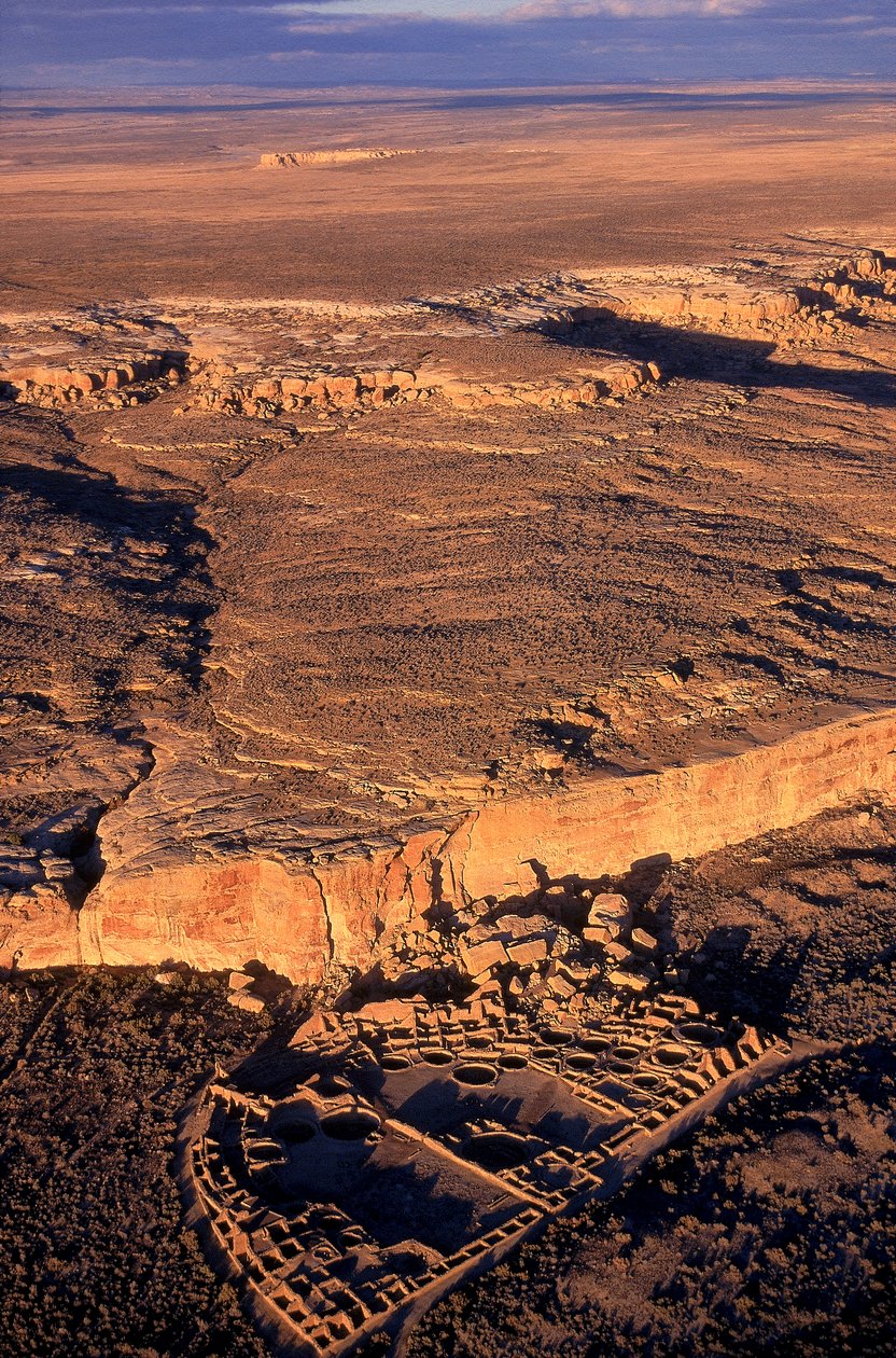 Diep in de afgelegen woestijnen van noordwestelijk New Mexico liggen de uitgebreide ruïnes van de... door Ira Block