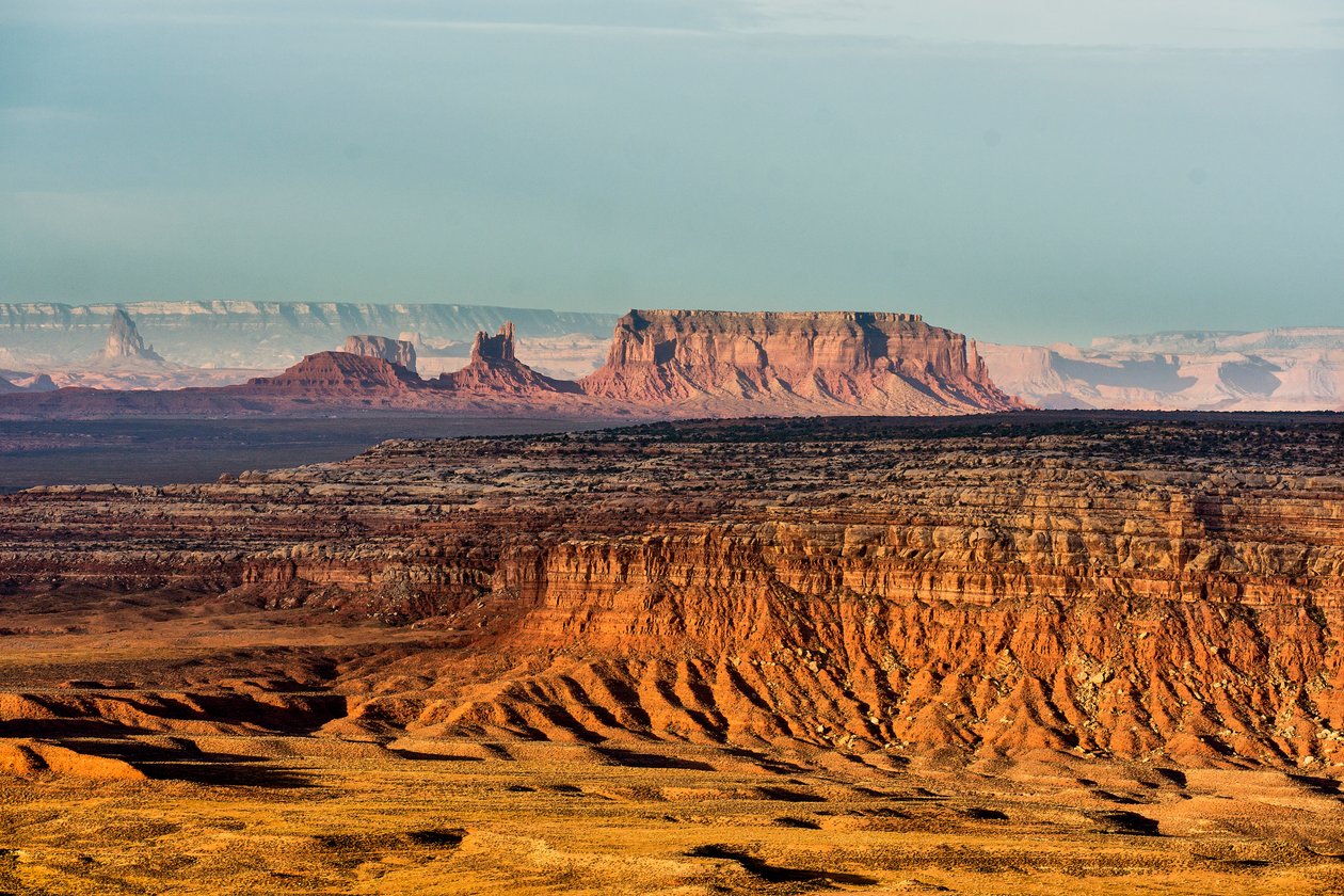 Uitzicht op Monument Valley vanuit Gooseneck State Park, Utah. door Ira Block