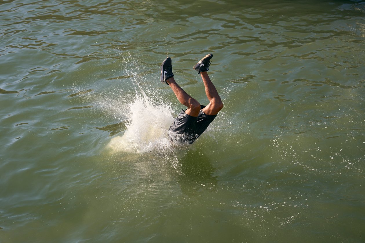 Man duikt in de haven van Essaouira, Marokko, 2022 door Ira Block