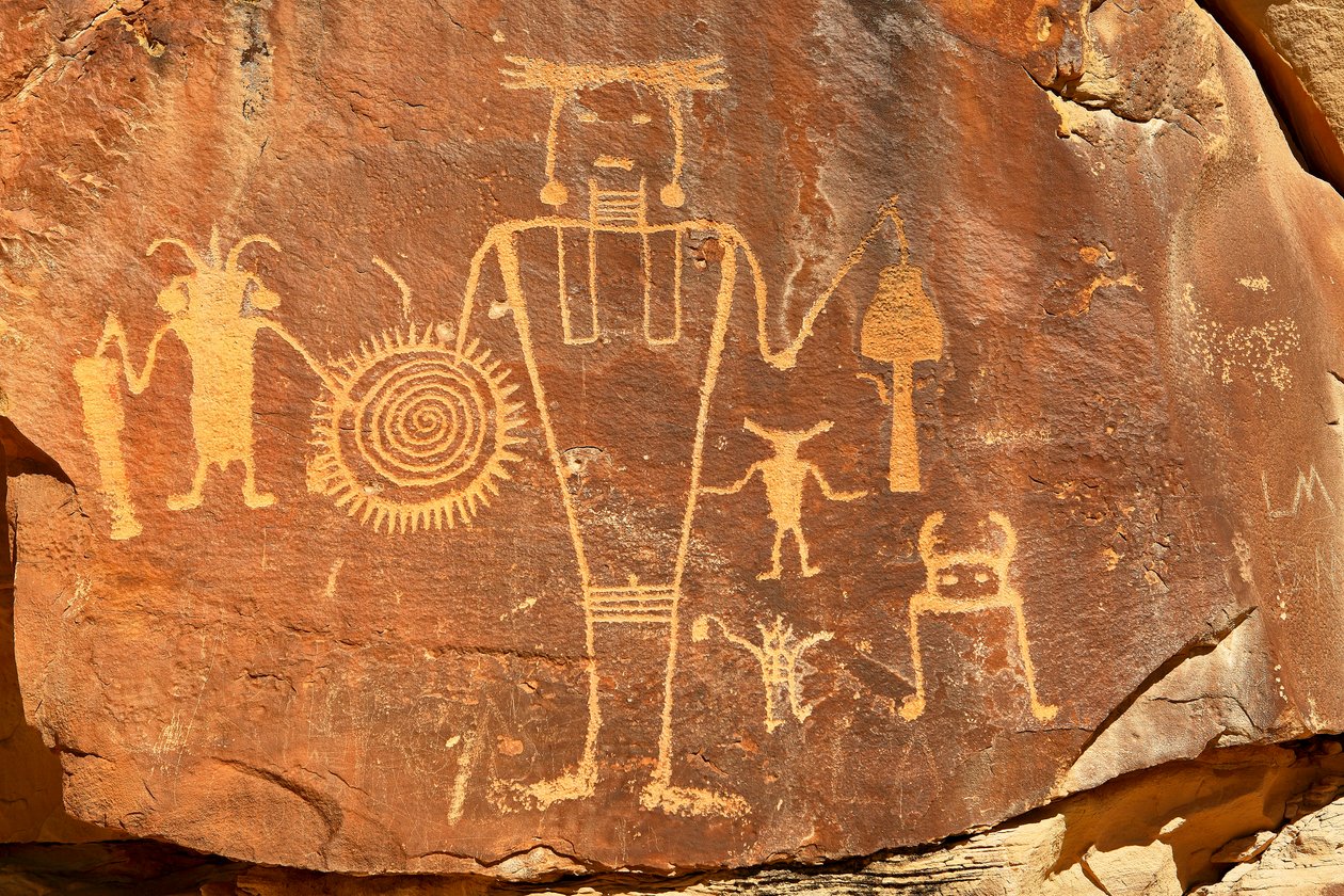 Nabij Vernal, UT bij McKee Springs, Fremont rotstekeningen die krijgers tonen met trofeehoofden., 2005 door Ira Block