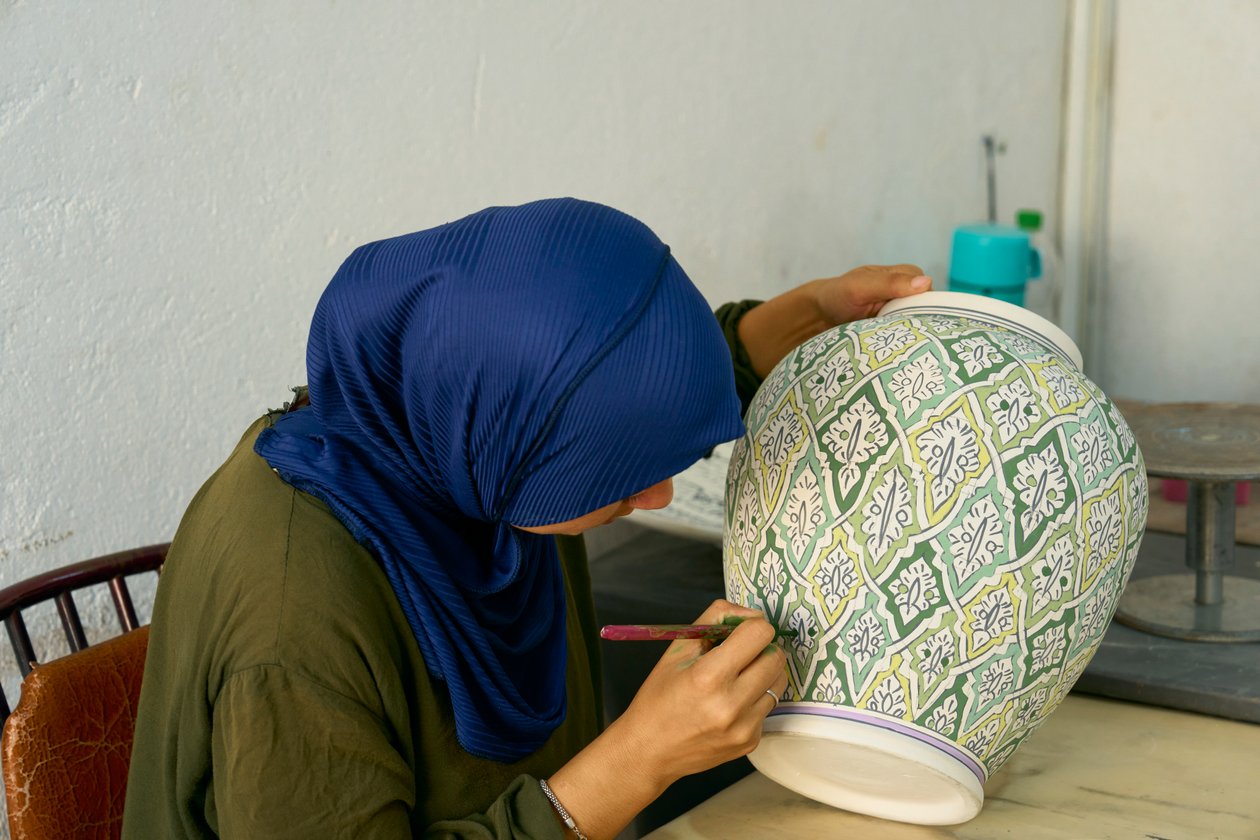 Vrouw aan het werk in een keramiekfabriek in Fez, Marokko, 2022 door Ira Block