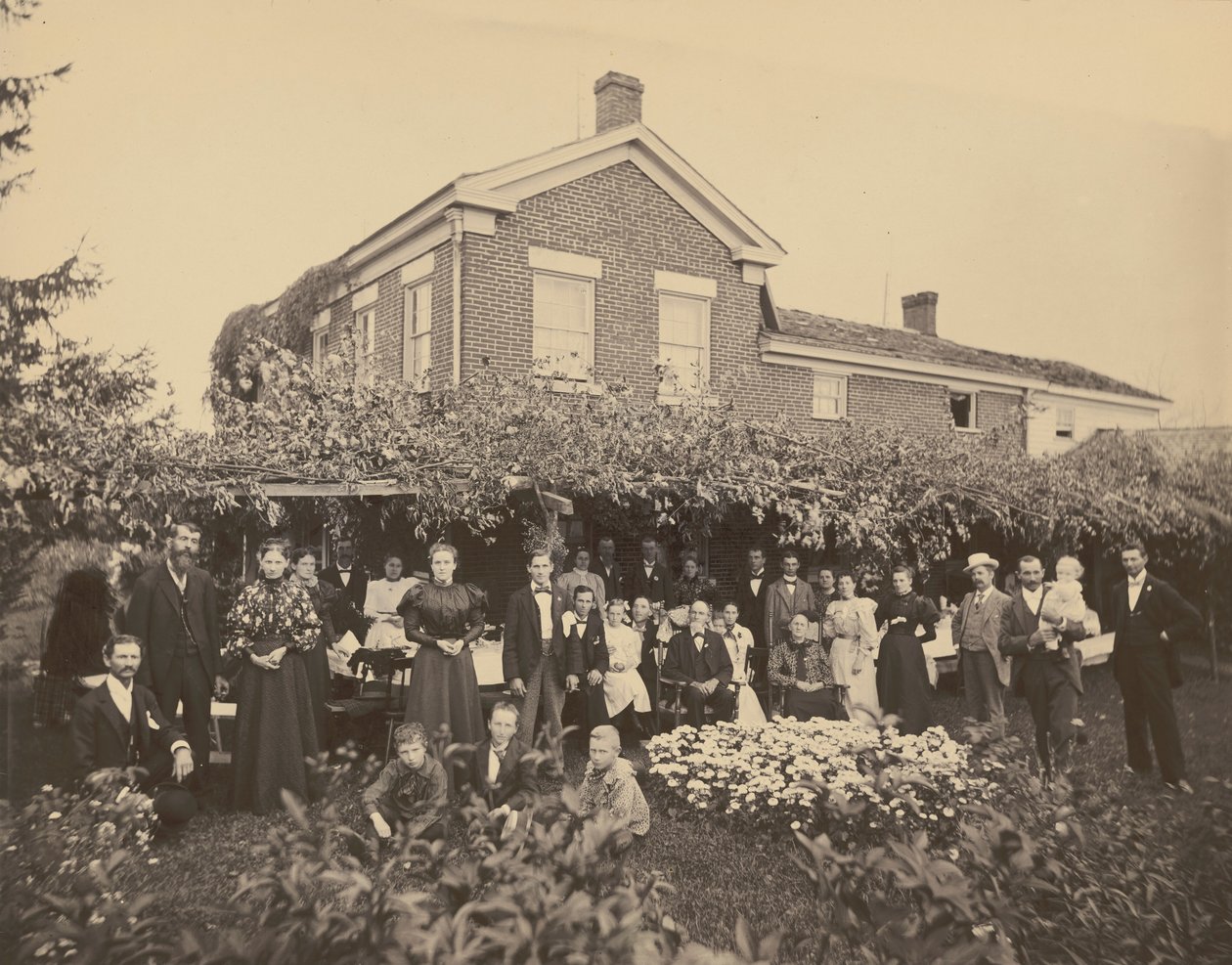 Portret van een gezin, bij Meadville, Pennsylvania,1885-1889 (foto) door Ira E. Hall