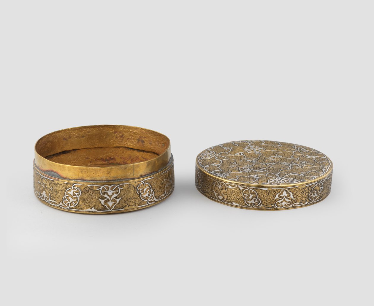 Doos met deksel van cilindrische vorm, van gegraveerd messing ingelegd met zilver, met latere vergulding en mogelijke toevoeging van binnenband, 1400-ca. 1525 door Iranian School