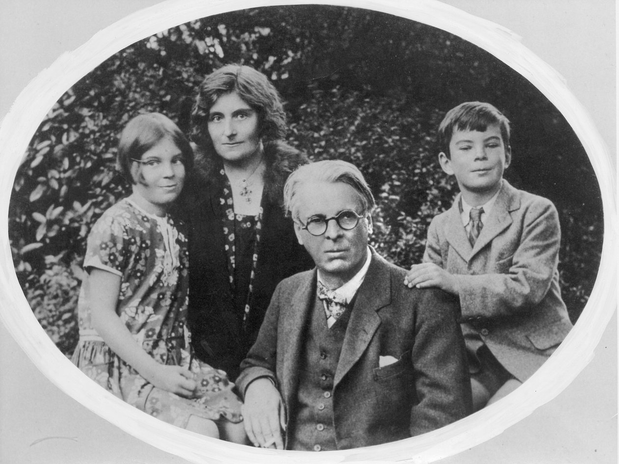 William Butler Yeats (1865-1939) met zijn vrouw Georgie Hyde Lee en kinderen Anne en Michael door Irish Photographer