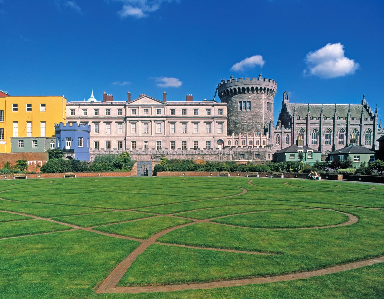 Dublin Castle, uitzicht vanuit de tuinen door Irish School