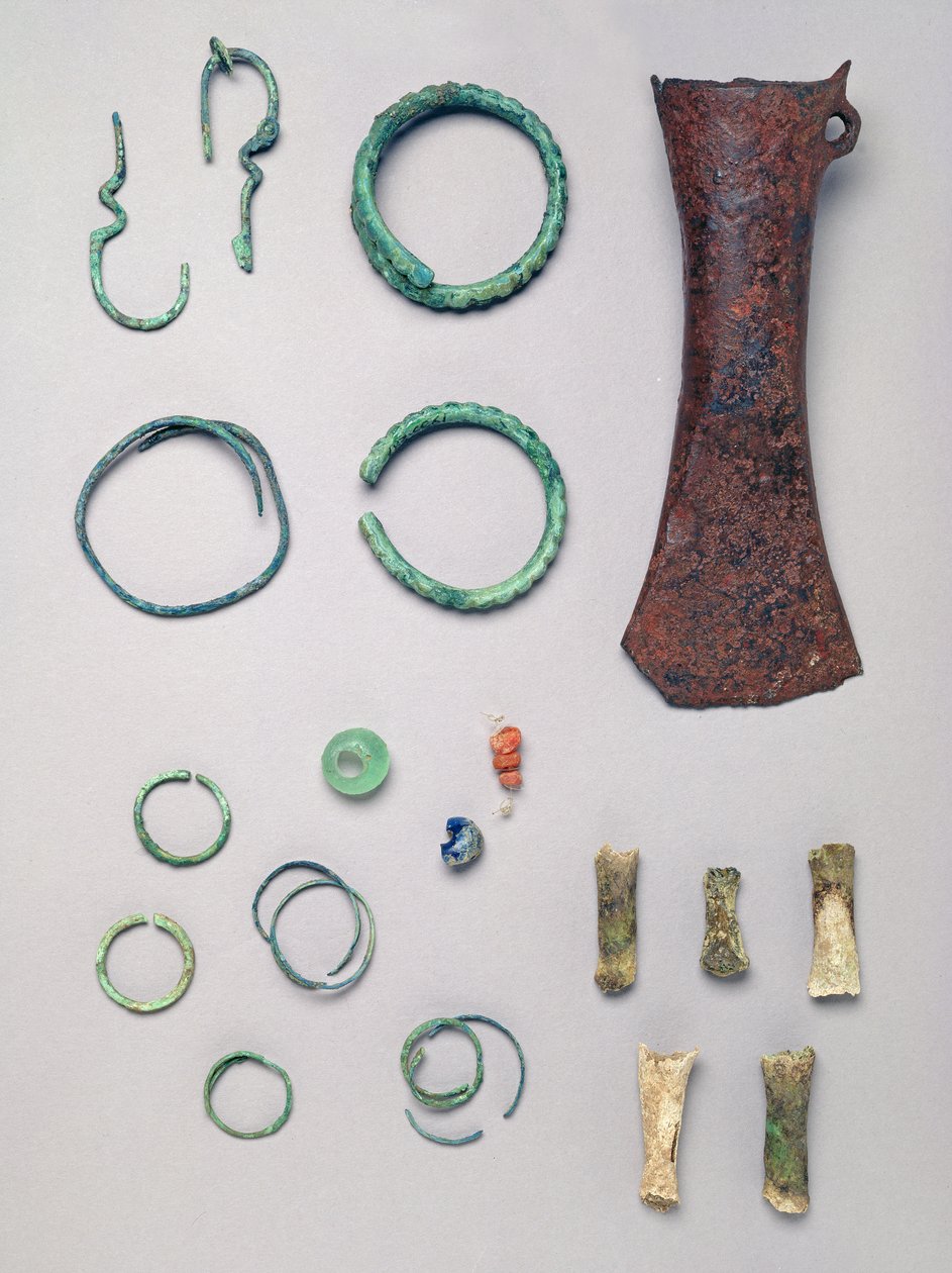 Inhoud van het graf van een kind, uit Grafheuvel II, Graf I bij Vace door Iron Age