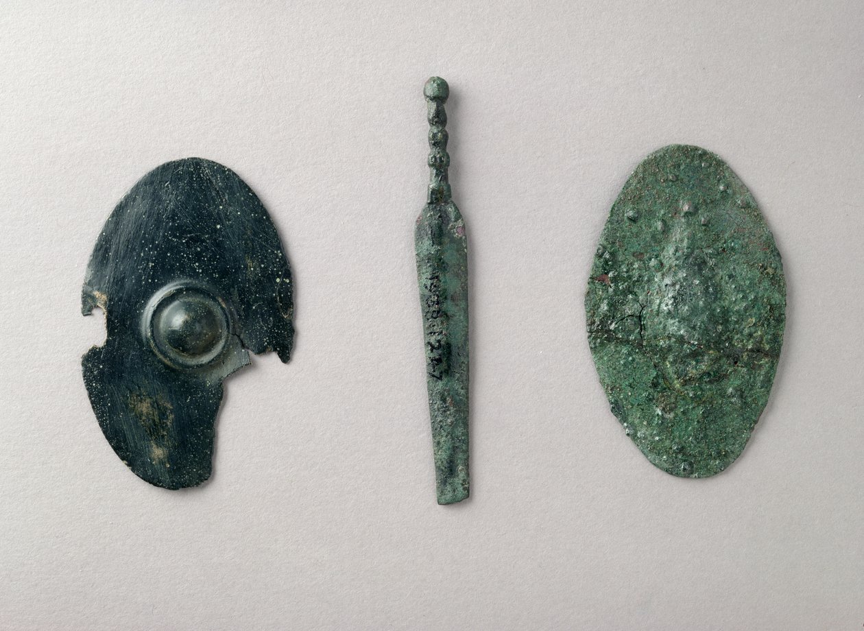 Miniatuurmodellen van wapens: L-R: schild, van Leafield, Oxon; zwaard en schild van een laat-IJzertijd heiligdom in Frilford, Berks (brons) door Iron Age