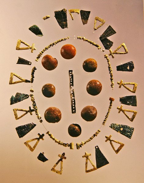 Onderdelen van vrouwelijke kleding door Iron Age