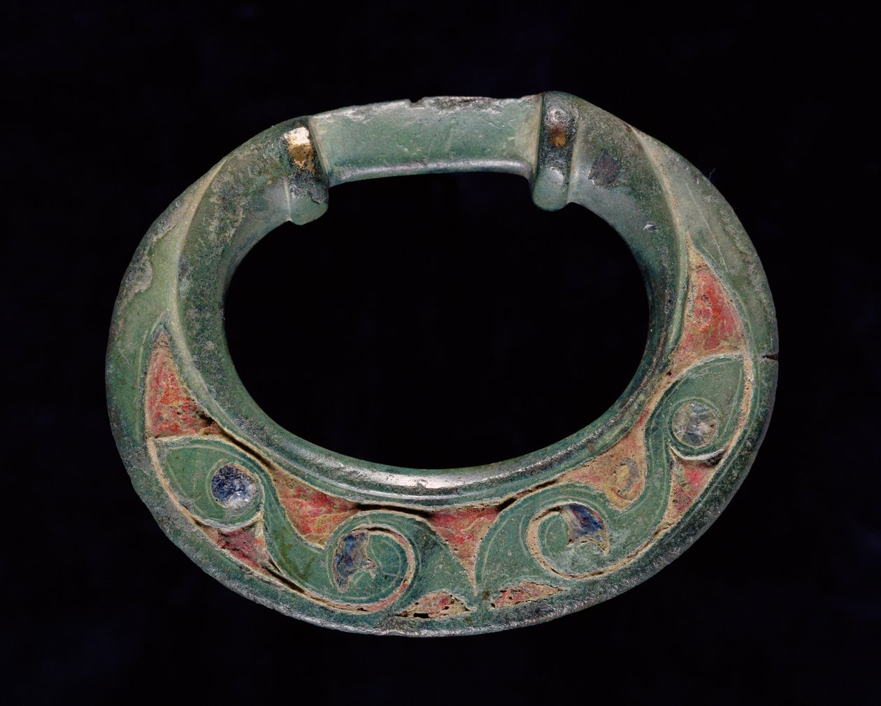 Rein ring (terret), IJzertijd (gegoten brons met rood en blauw glas inleg) door Iron Age
