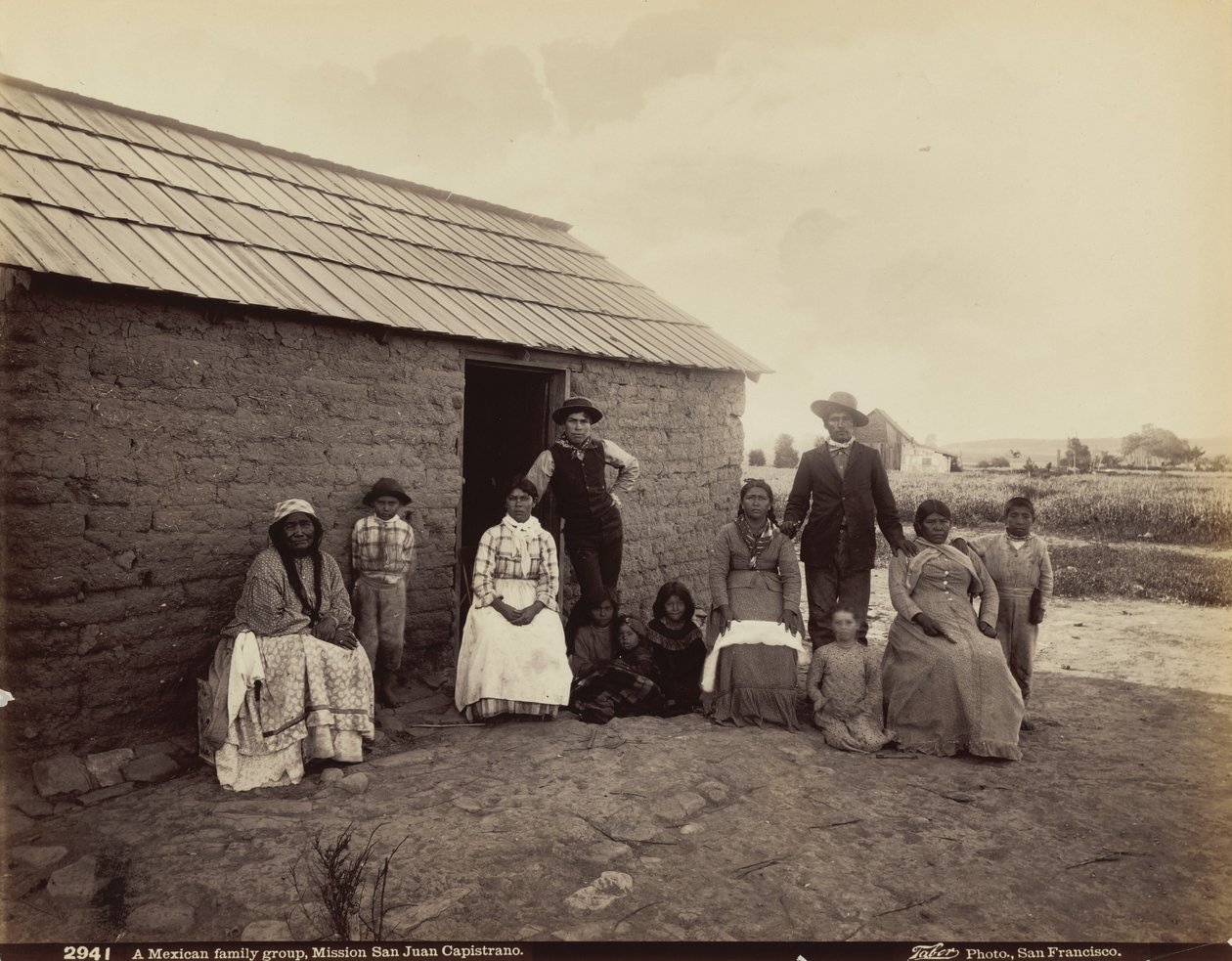 Een Mexicaanse familiegroep, Missie San Juan Capistrano, Californië,1880 (foto) door Isaiah Taber
