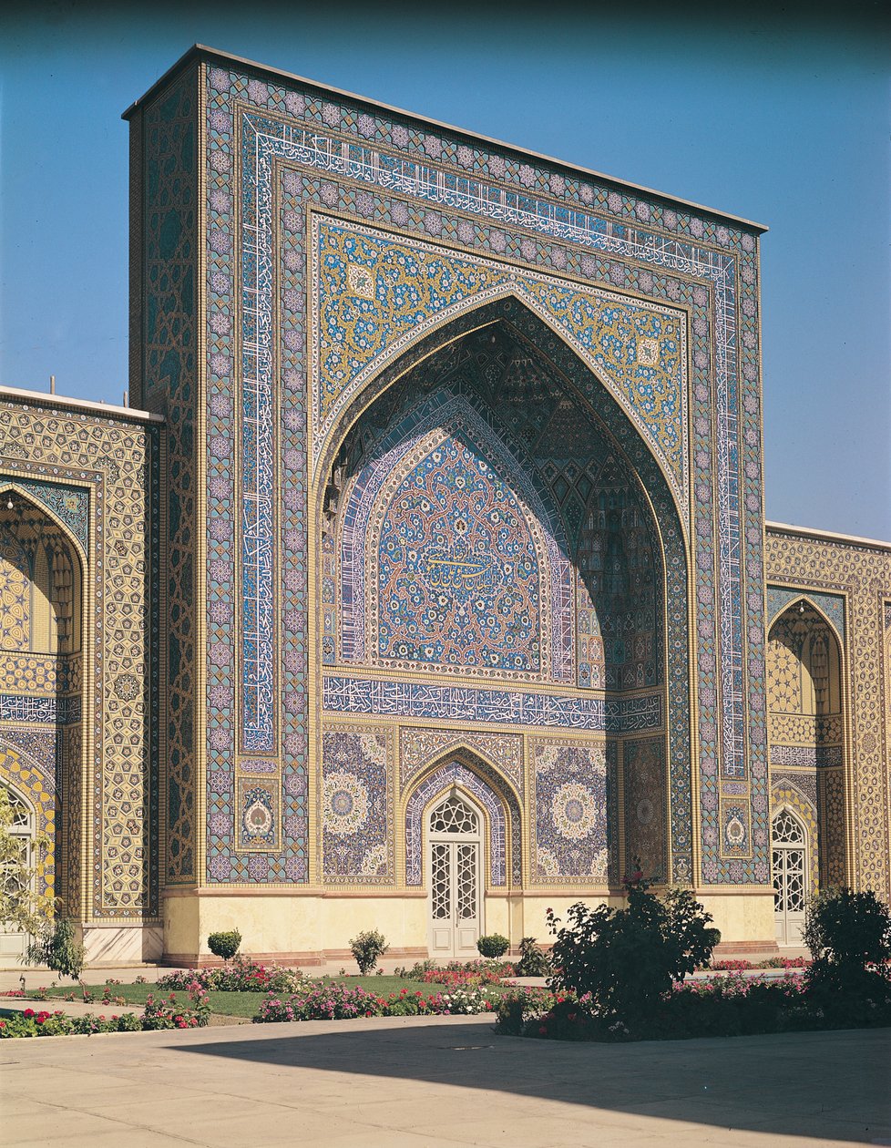 De ingangspoort naar het heiligdom, gebouwd in 1418 door Islamic School