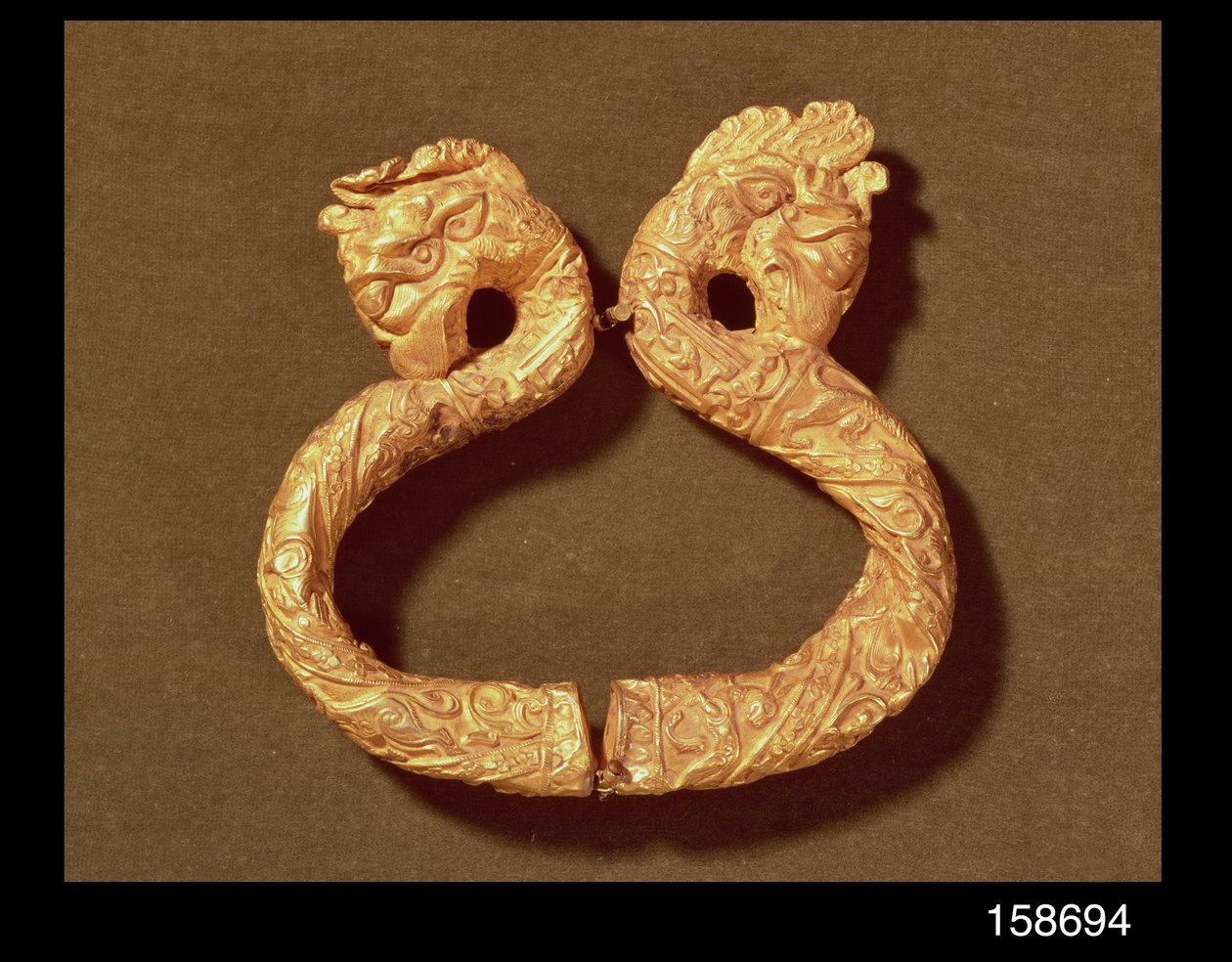 Armband met twee monsterkoppen, 14e-15e eeuw (hout) door Islamic School