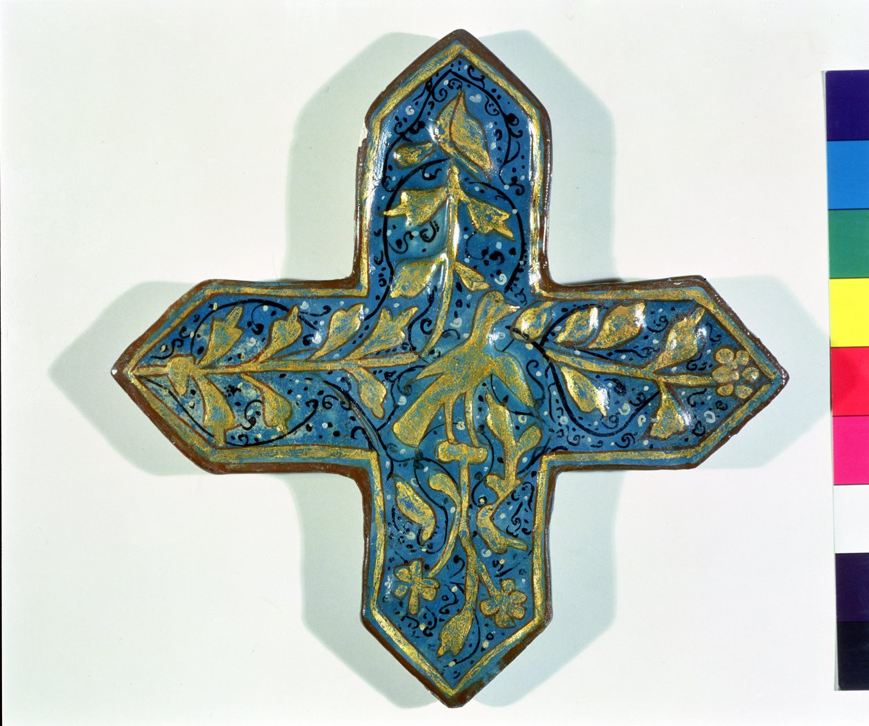 Kruisvormige tegel met bladgoud in de stijl van Takht-e Solaiman, 13e-14e eeuw door Islamic School