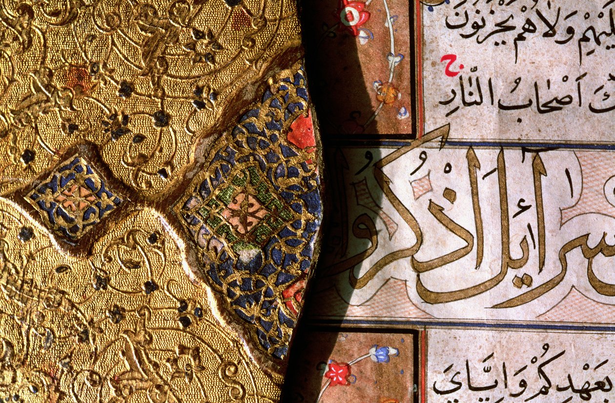 Detail van de ingewikkelde goud- en lapis lazuli-verlichtingen en arabeske ontwerpen met thulth- en naskh-scripts op een Koranomslag door Islamic School