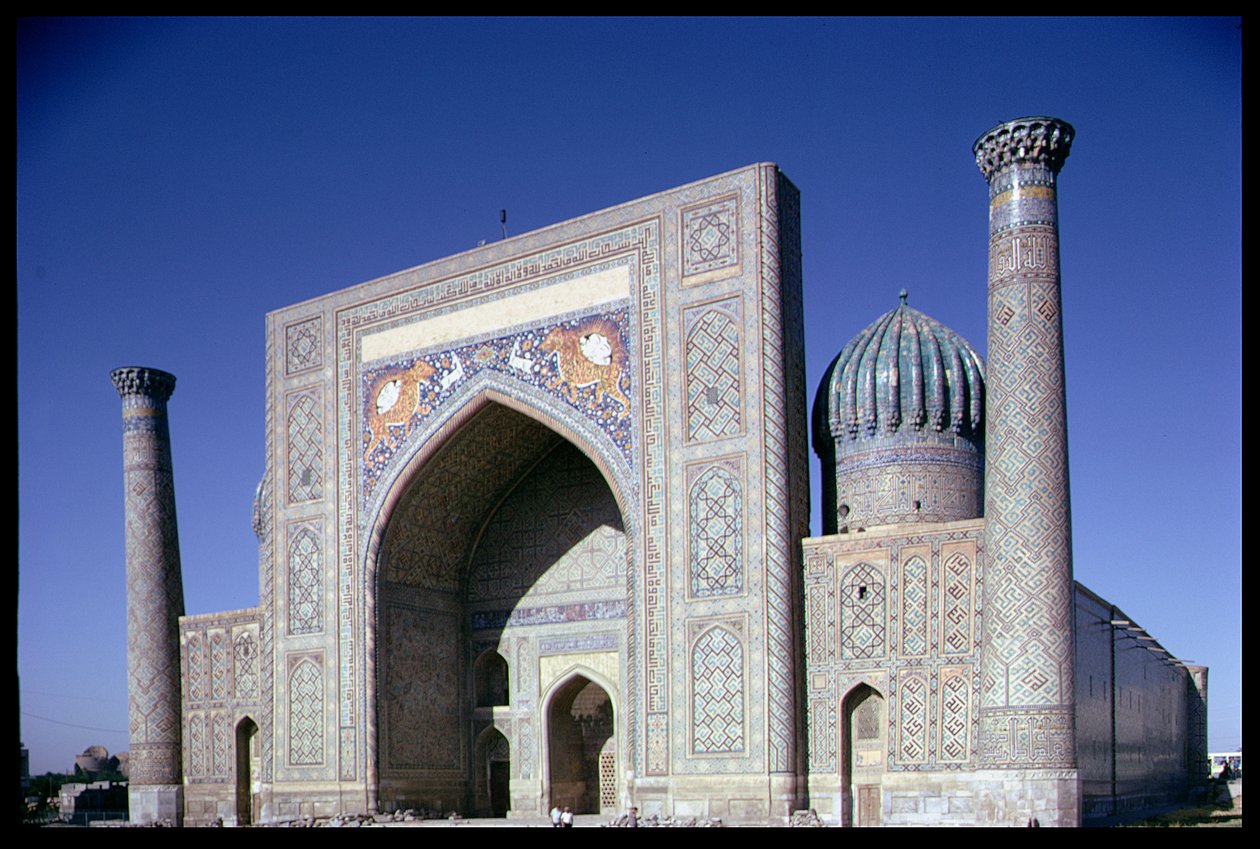 Gevel van de Shirdar Madrasa, Timuridische periode, Rigestan-plein door Islamic School